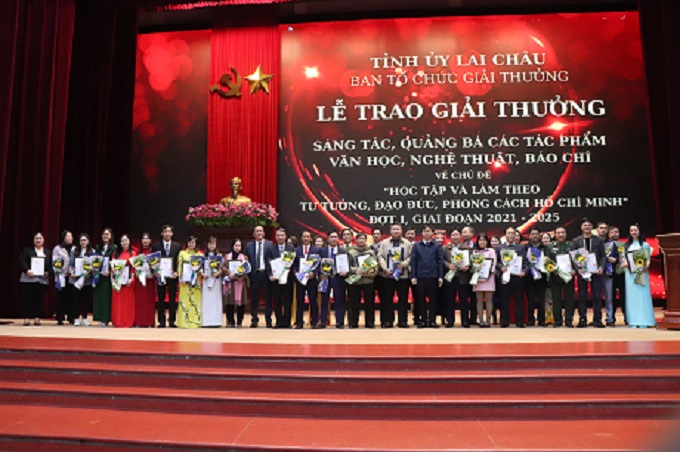 Các đồng chí lãnh đạo tỉnh trao giải cho các tác giả đạt Giải thưởng sáng tác, quảng bá tác phẩm văn học, nghệ thuật, báo chí về chủ đề “Học tập và làm theo tư tưởng, đạo đức, phong cách Hồ Chí Minh” giai đoạn 2021-2025