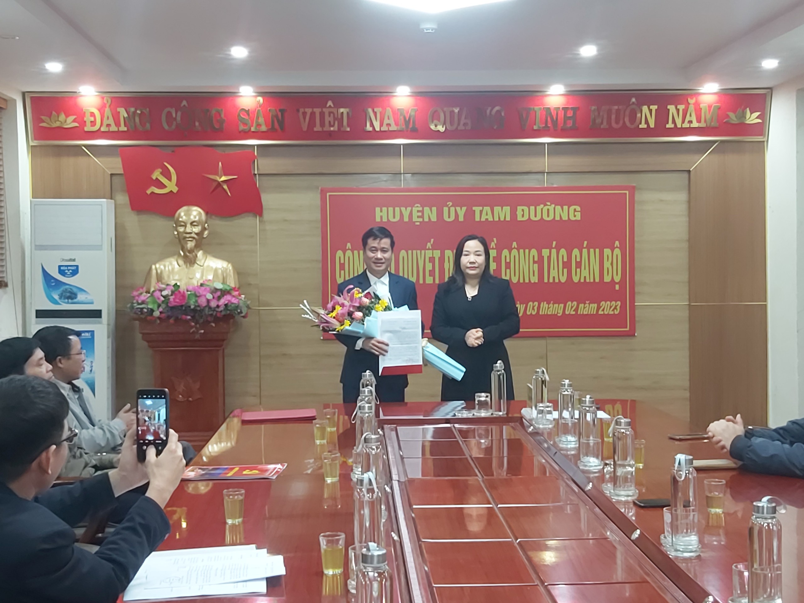 Đồng chí Tẩn Thị Quế, Tỉnh ủy viên, Bí thư Huyện ủy, Chủ tịch HĐND huyện trao các Quyết định của Ban Thường vụ Tỉnh cho đồng chí Nguyễn Hồng Quân