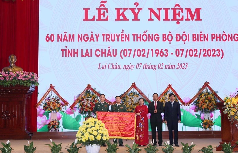 Các đồng chí Thường trực Tỉnh ủy thay mặt BCH Đảng bộ tỉnh tặng bức trướng cho Bộ Chỉ huy Bộ đội Biên phòng tỉnh.
