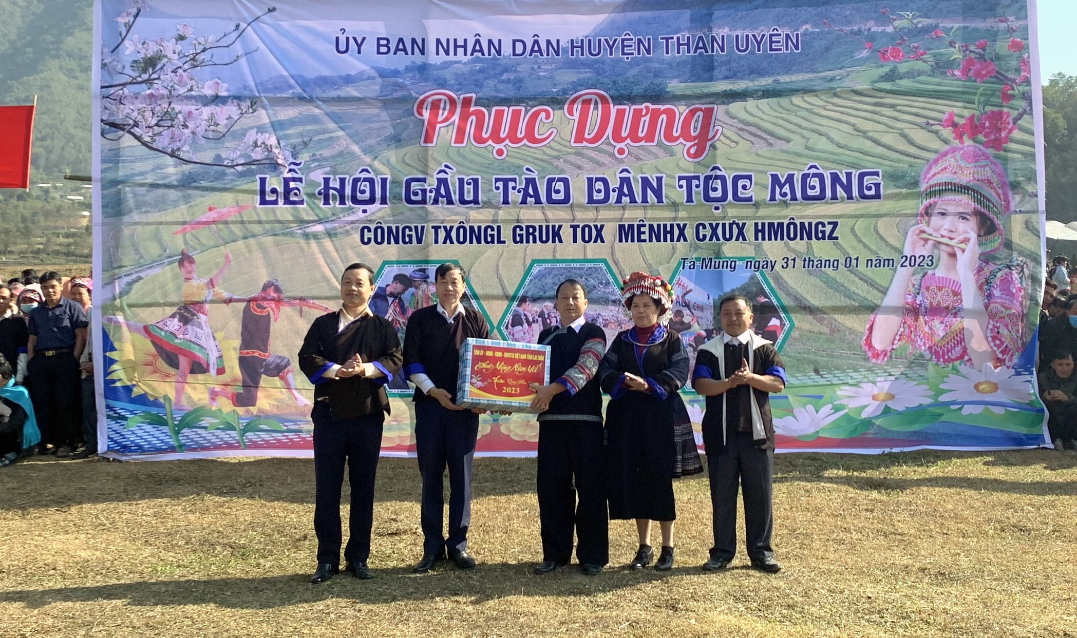 Các đồng chí lãnh đạo tỉnh tặng quà cho cán bộ, Nhân dân xã Tà Mung (huyện Than Uyên) tại Lễ hội Gầu Tào dân tộc Mông