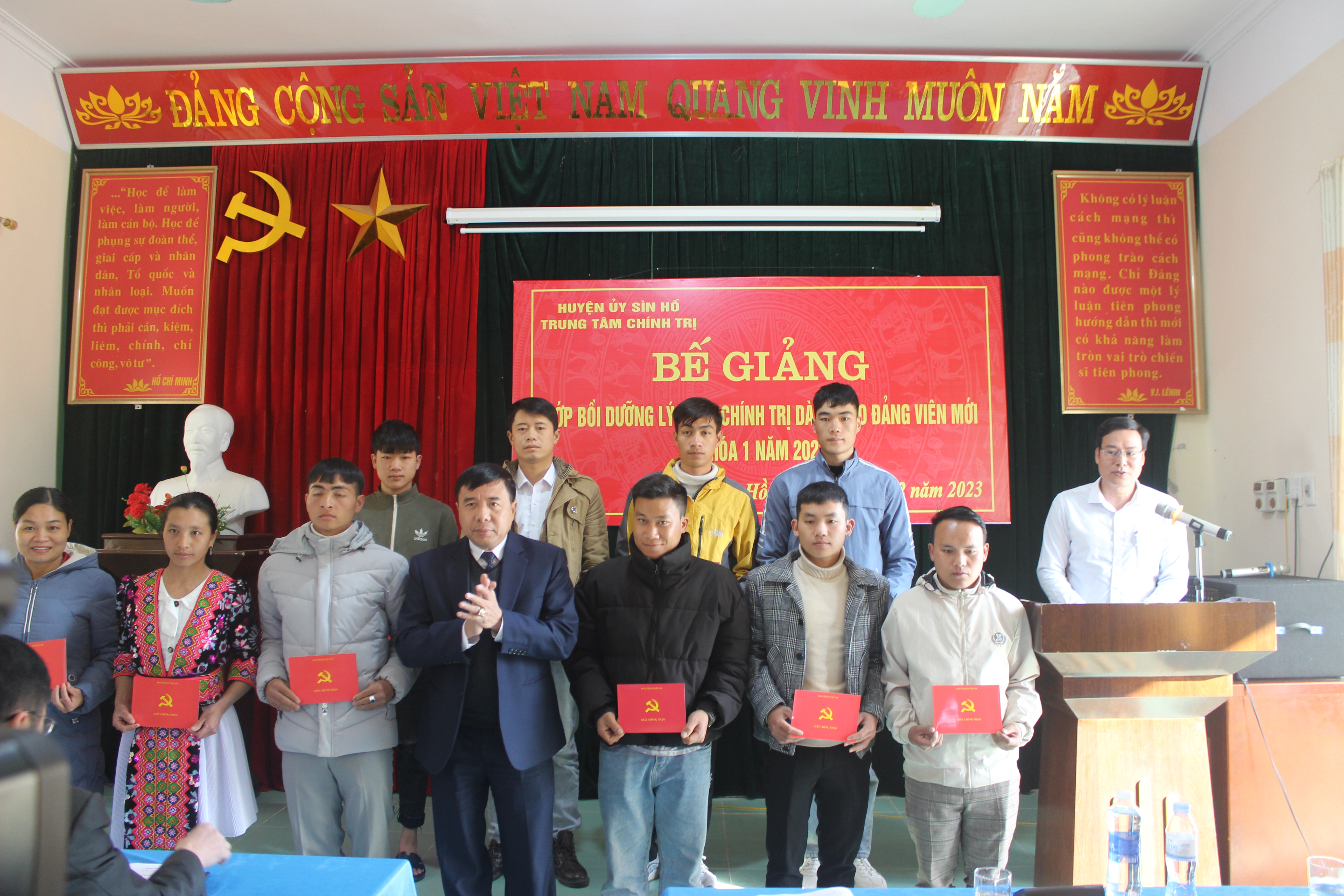 Đồng chí Hoàng Thọ Trung - Tỉnh ủy viên, Bí thư Huyện ủy trao Giấy chứng nhận cho các học viên