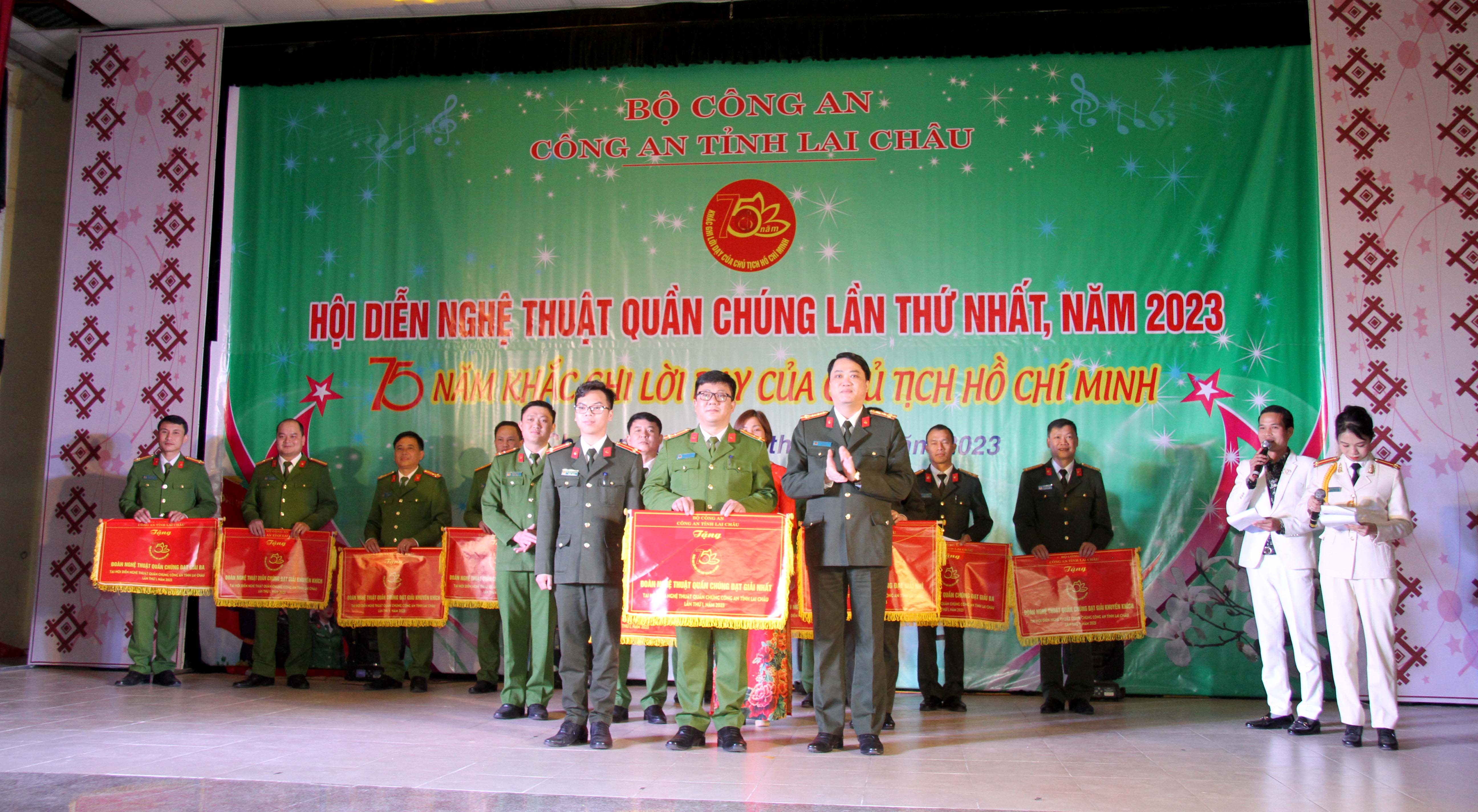 Đại tá Nguyễn Viết Giang - Ủy viên Ban Thường vụ Tỉnh ủy, Giám đốc Công an tỉnh trao giải nhất cho Đoàn nghệ thuật quần chúng Công an huyện Mường Tè