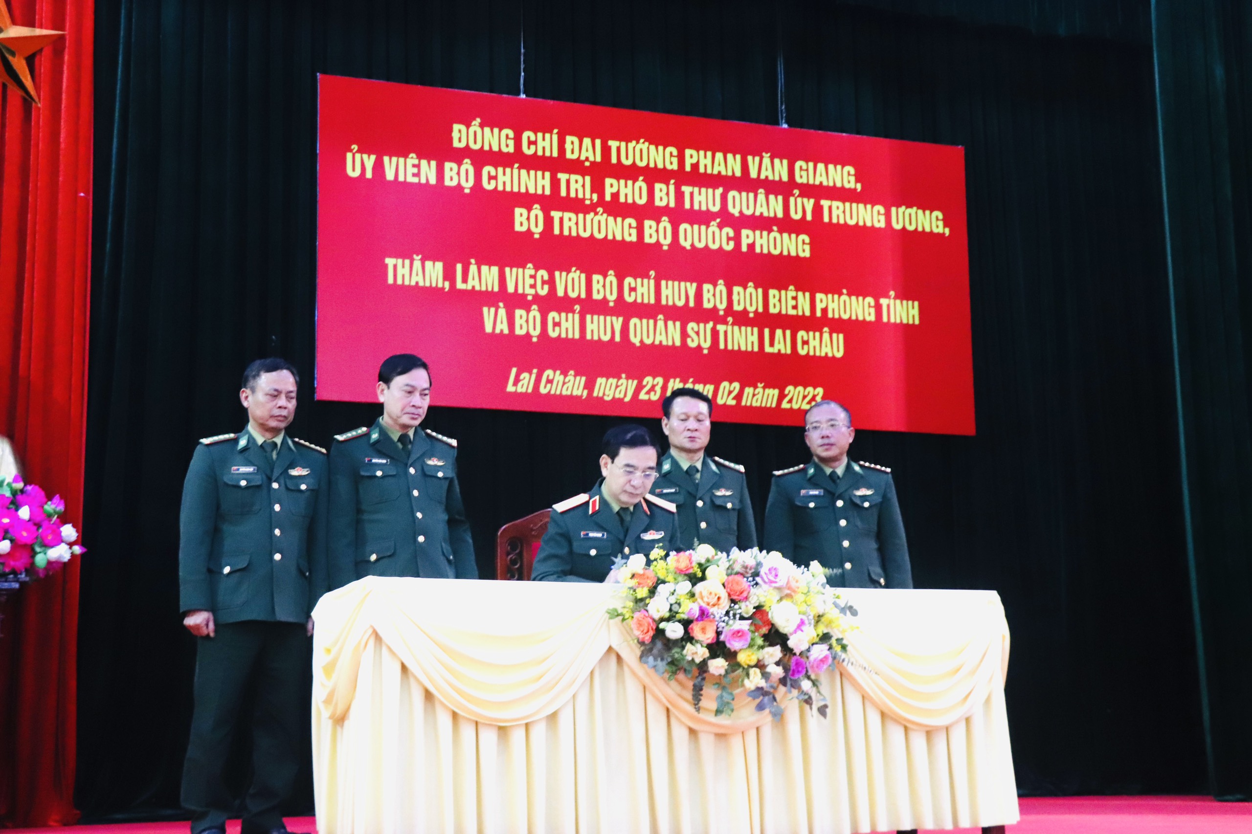 Các đồng chí lãnh đạo Bộ Chỉ huy Bộ đội Biên phòng tỉnh Lai Châu chứng kiến Đại tướng Phan Văn Giang ghi sổ vàng