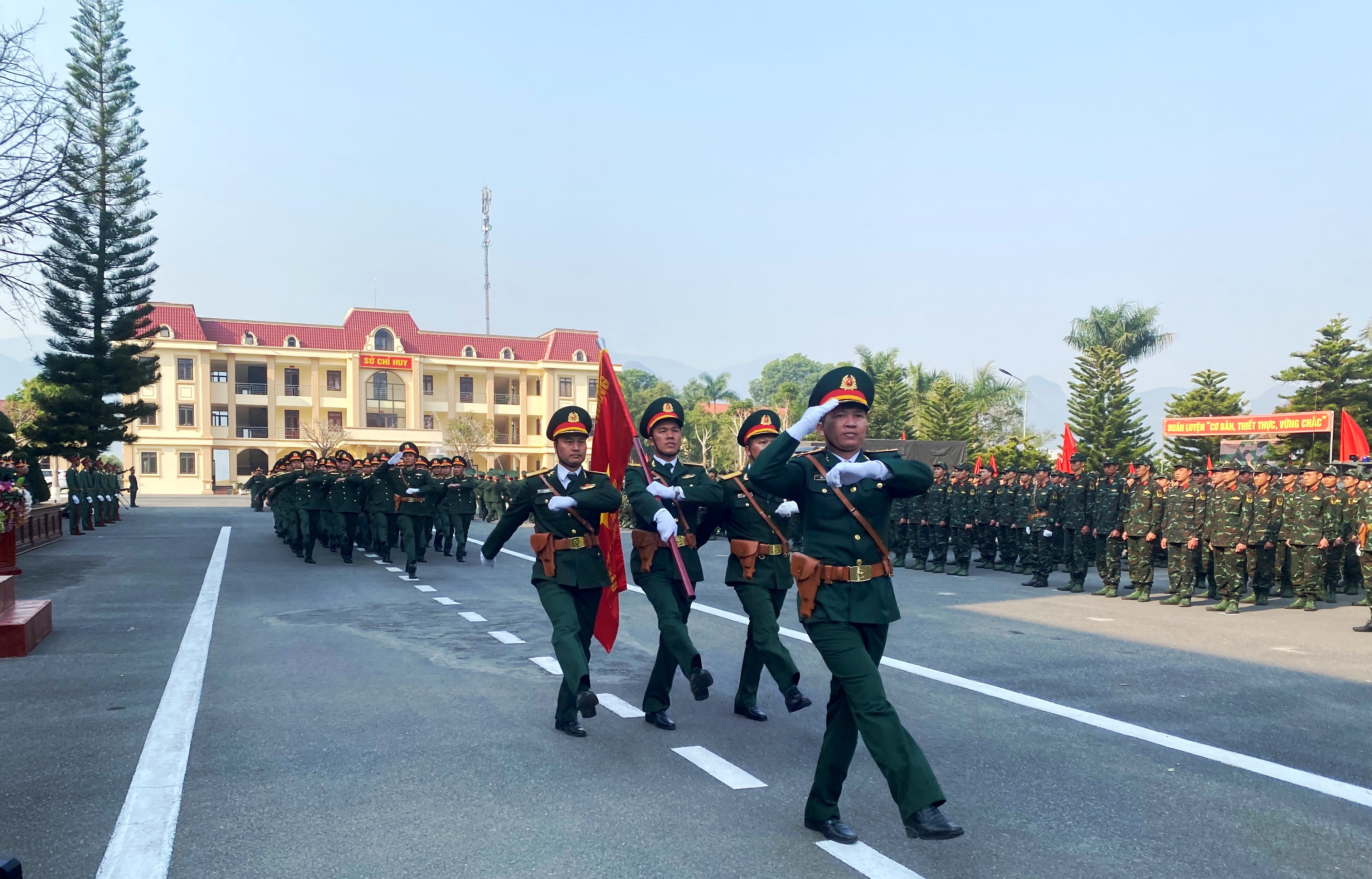 Cán bộ, chiến sỹ thực hành nghi thức duyệt binh tại Lễ ra quân