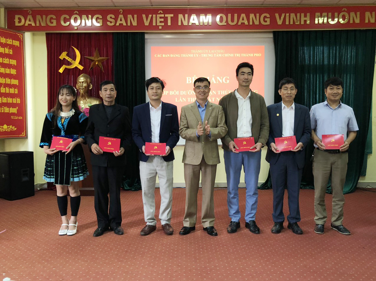 Đồng chí Đặng Quang Chung - Phó Bí thư Thường trực Thành uỷ trao Giấy chứng nhận cho các học viên