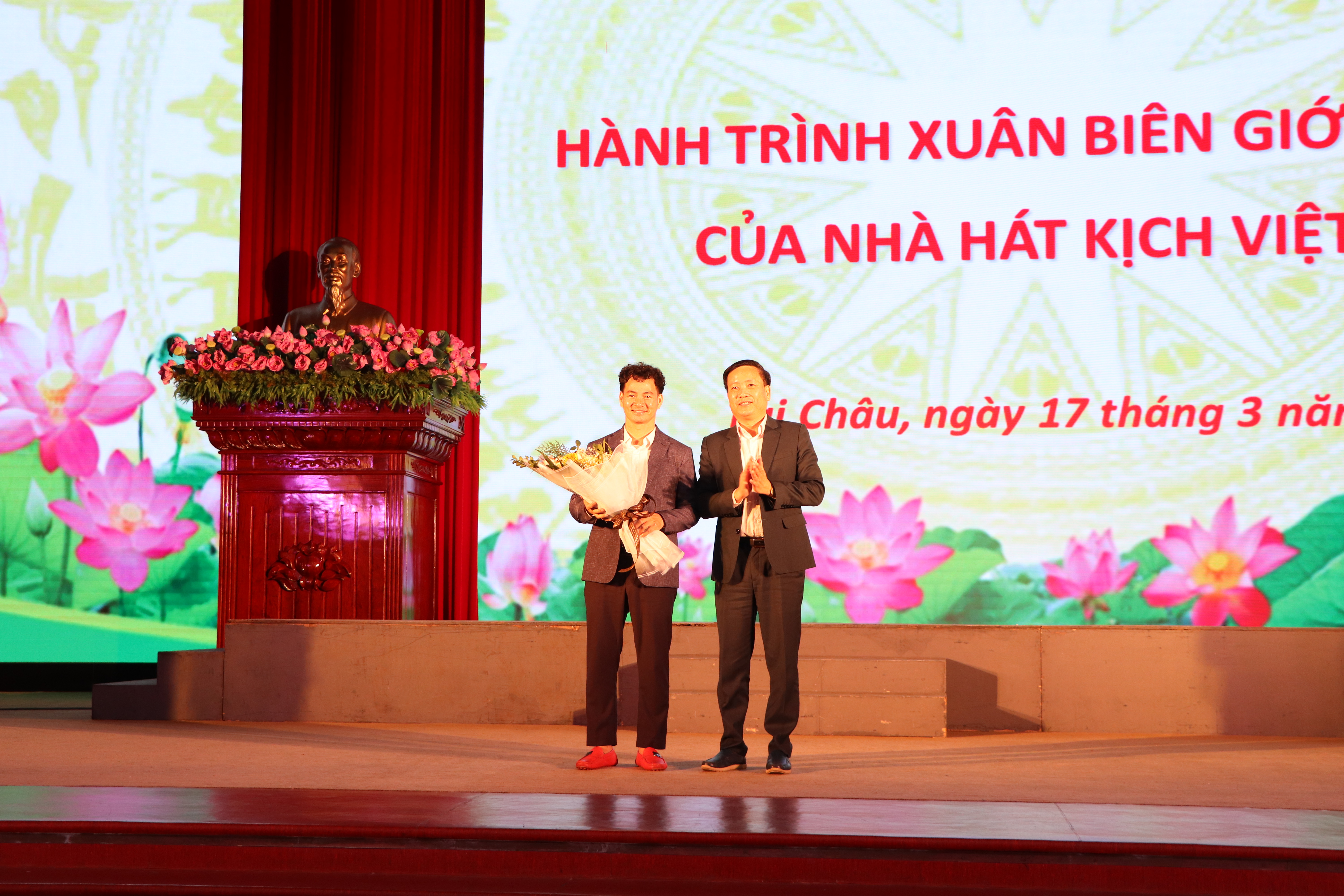 Đồng chí Lê Đức Dục - Ủy viên Ban Thường vụ Tỉnh ủy, Trưởng Ban Tuyên giáo Tỉnh ủy tặng hoa Nhà Hát kịch Việt Nam