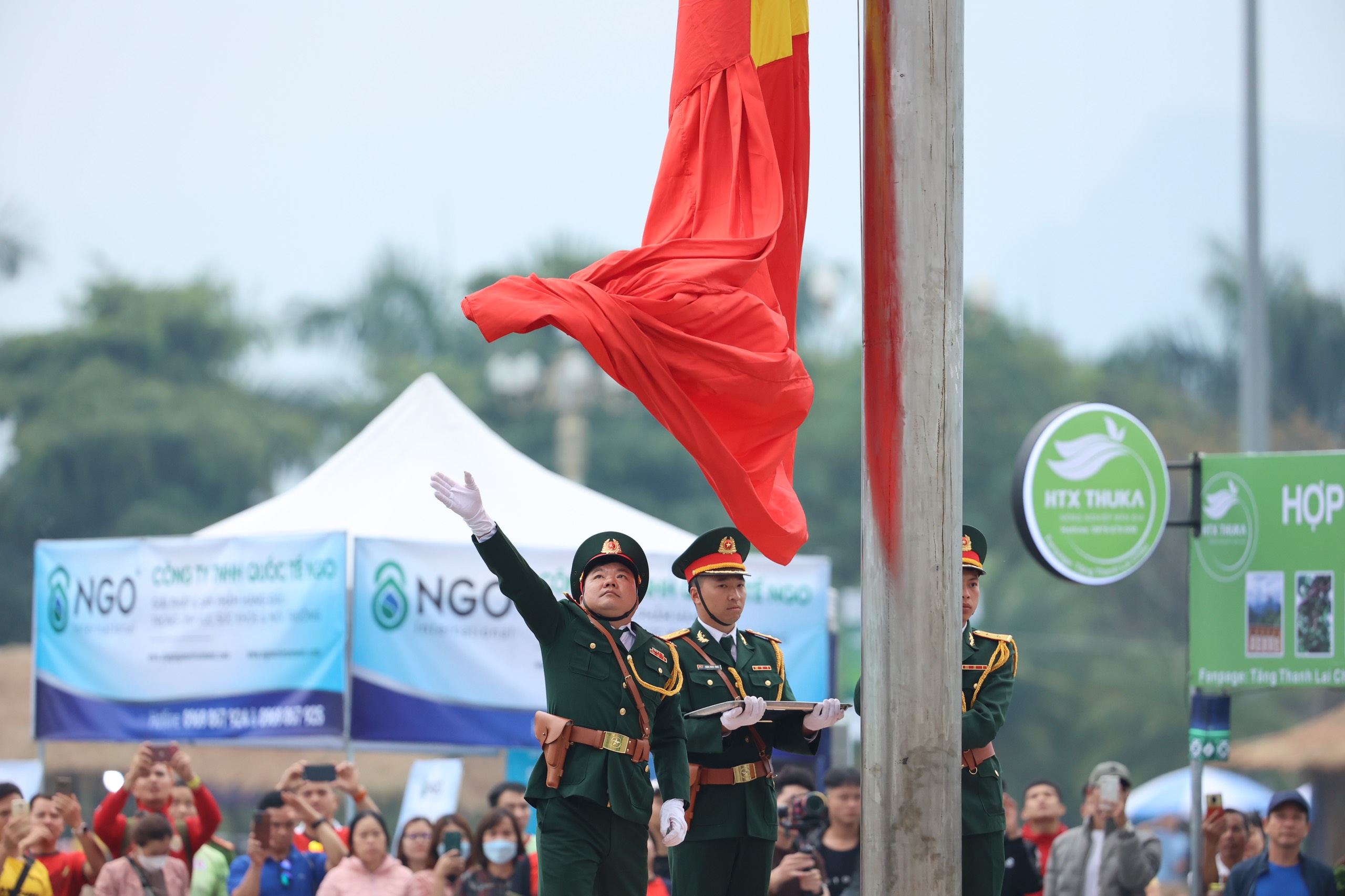 Ngay sau hiệu lệnh chào cờ, tiếng hát Quốc ca Việt Nam vang lên rộn rã, hào hùng, lá cờ Tổ quốc được chiến sỹ đội Hồng kỳ dần thả ra