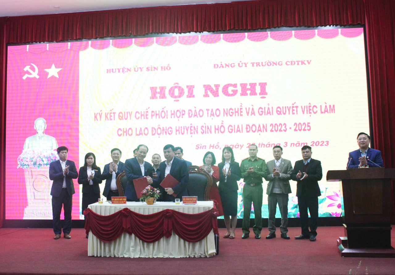 Lãnh đạo huyện Sìn Hồ và Trường Cao đẳng Than - Khoáng sản Việt Nam ký Quy chế phối hợp