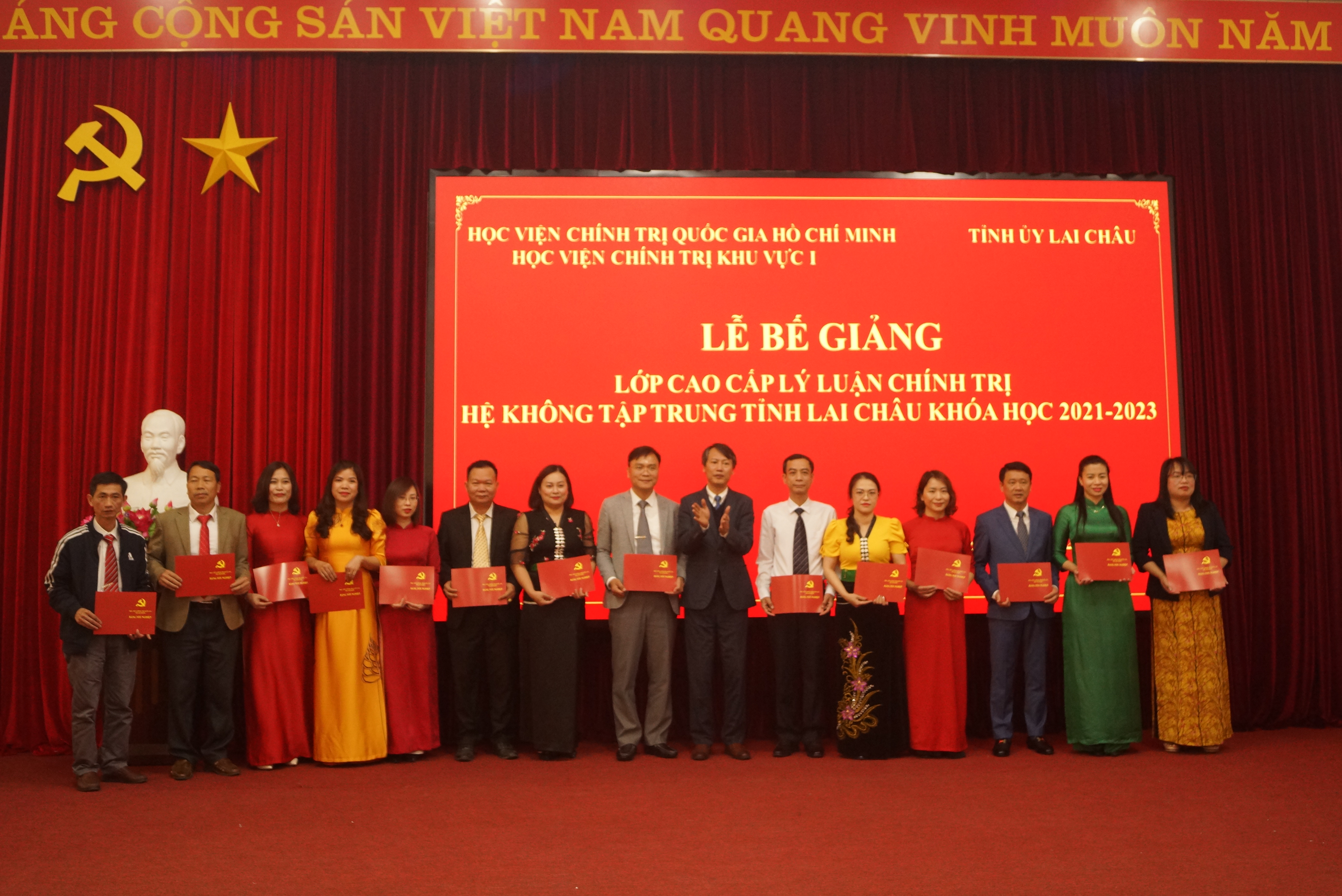 PGS, TS Hoàng Văn Hoan - Phó Giám đốc Học viện Khu vực I trao Bằng tốt nghiệp cho các học viên