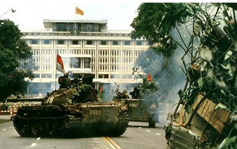 Đúng 11h30 phút ngày 30/4/1975, lá cờ cách mạng tung bay trên nóc phủ tổng thống Ngụy báo hiệu chiến dịch Hồ Chí Minh đã toàn thắng