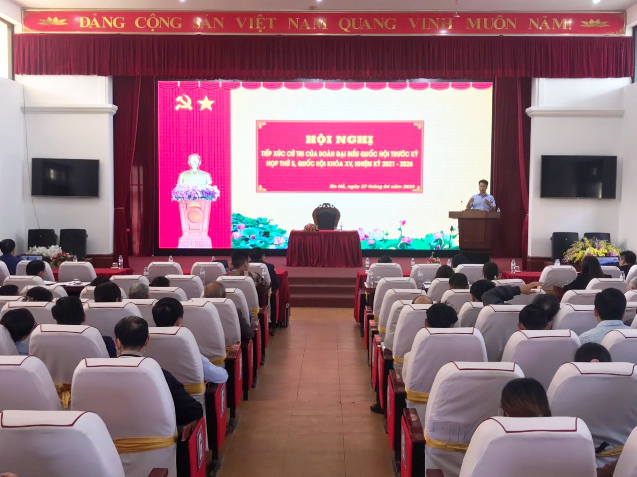 Quang cảnh hội nghị tiếp xúc cử tri tại Thị trấn Sìn Hồ