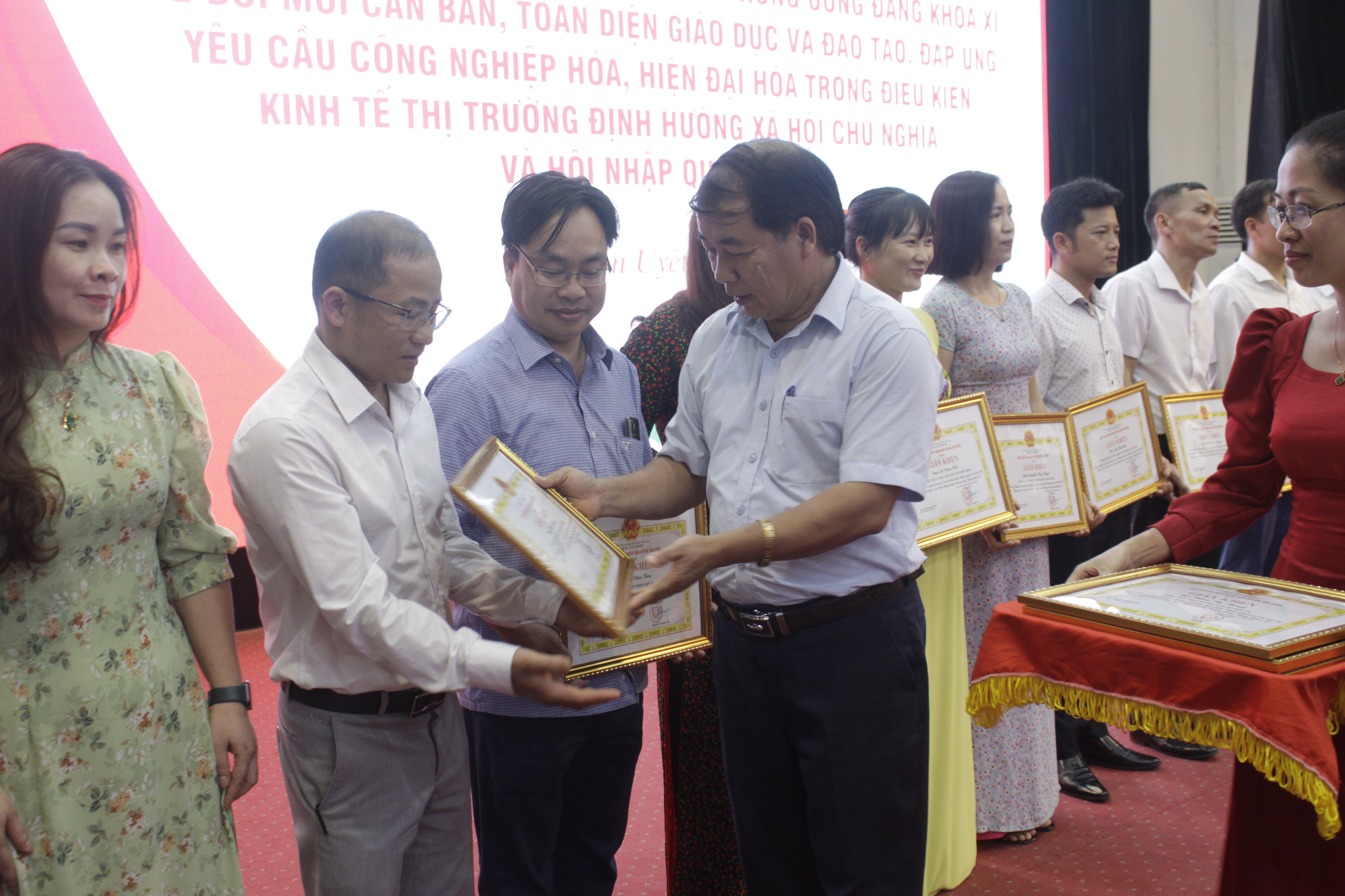 Đồng chí Chủ tịch UBND huyện Tân Uyên Nguyễn Thanh Văn trao Giấy khen cho các tập thể có thành tích xuất sắc trong thực hiện Nghị quyết 29