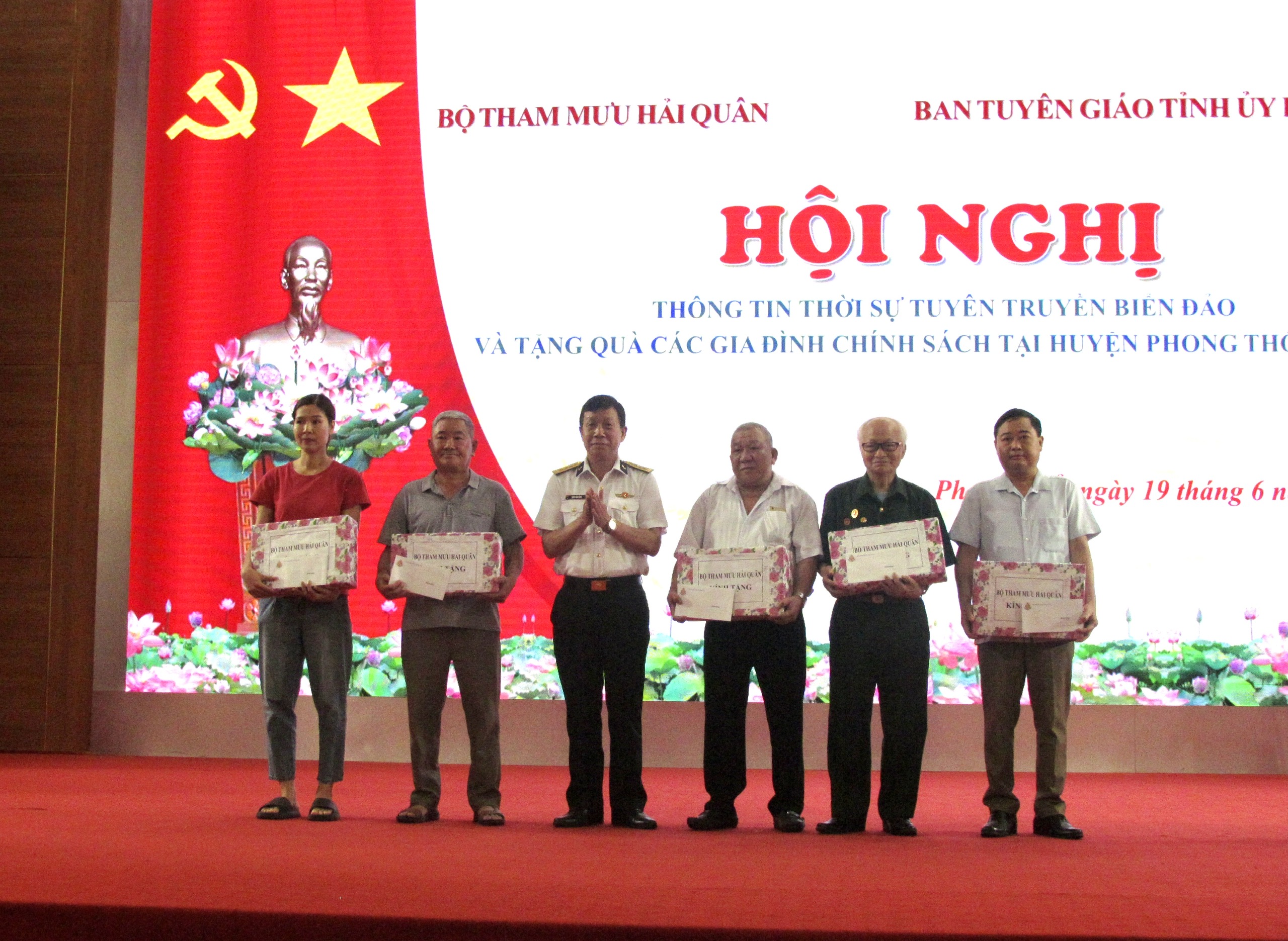 Đại tá Đặng Văn Cảnh - Phó Chủ nhiệm Chính trị Bộ Tham mưu quân chủng Hải quân trao quà cho các gia đình chính sách