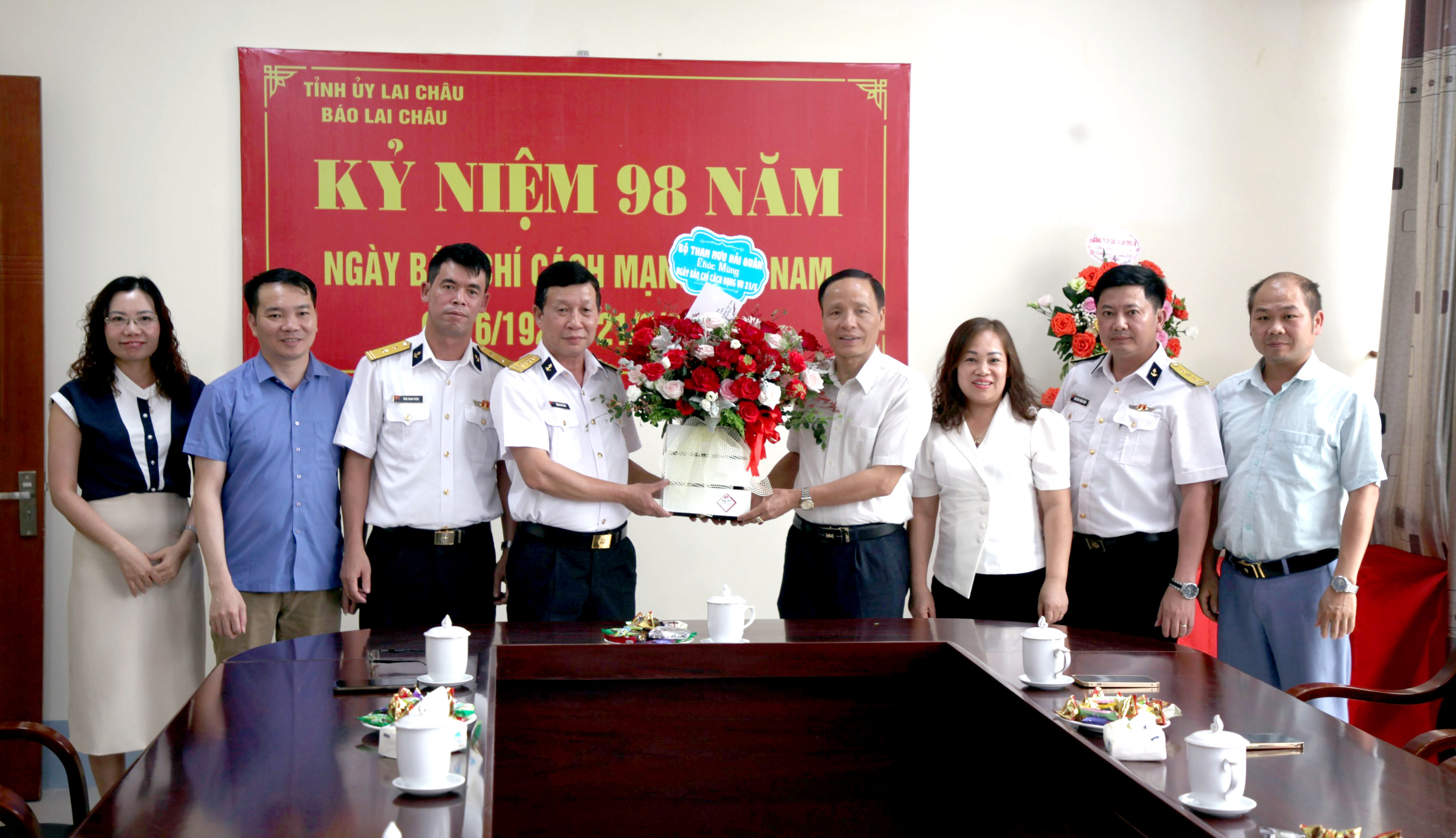 Lãnh đạo Bộ Tham mưu Quân chủng Hải quân, Ban Tuyên giáo Tỉnh ủy tặng hoa chúc mừng Báo Lai Châu