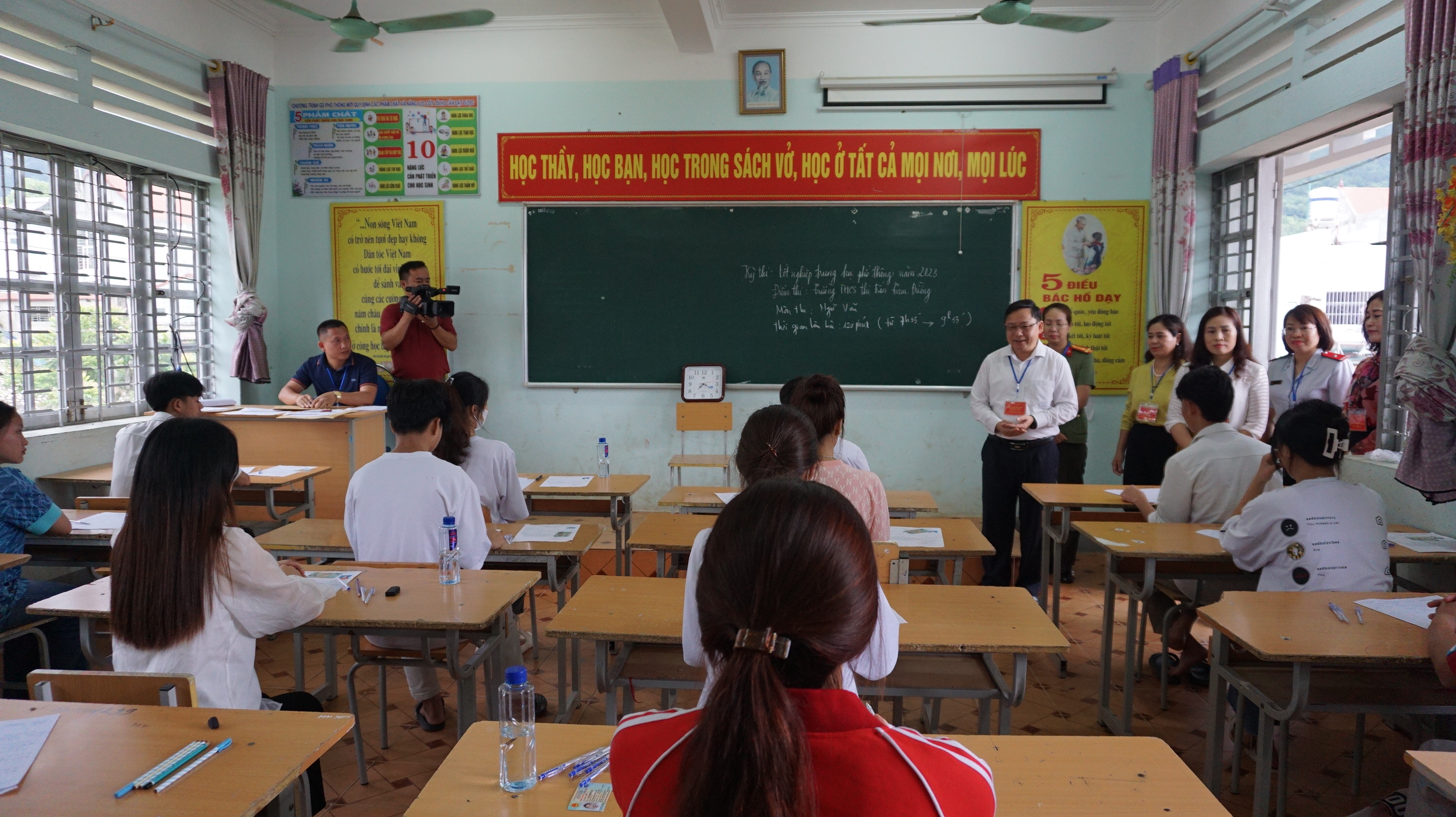 Đoàn kiểm tra của Ban Chỉ đạo thi cấp tỉnh kiểm tra công tác coi thi; động viên thí sinh trước giờ thi tại điểm thi Trường THCS thị trấn Tam Đường