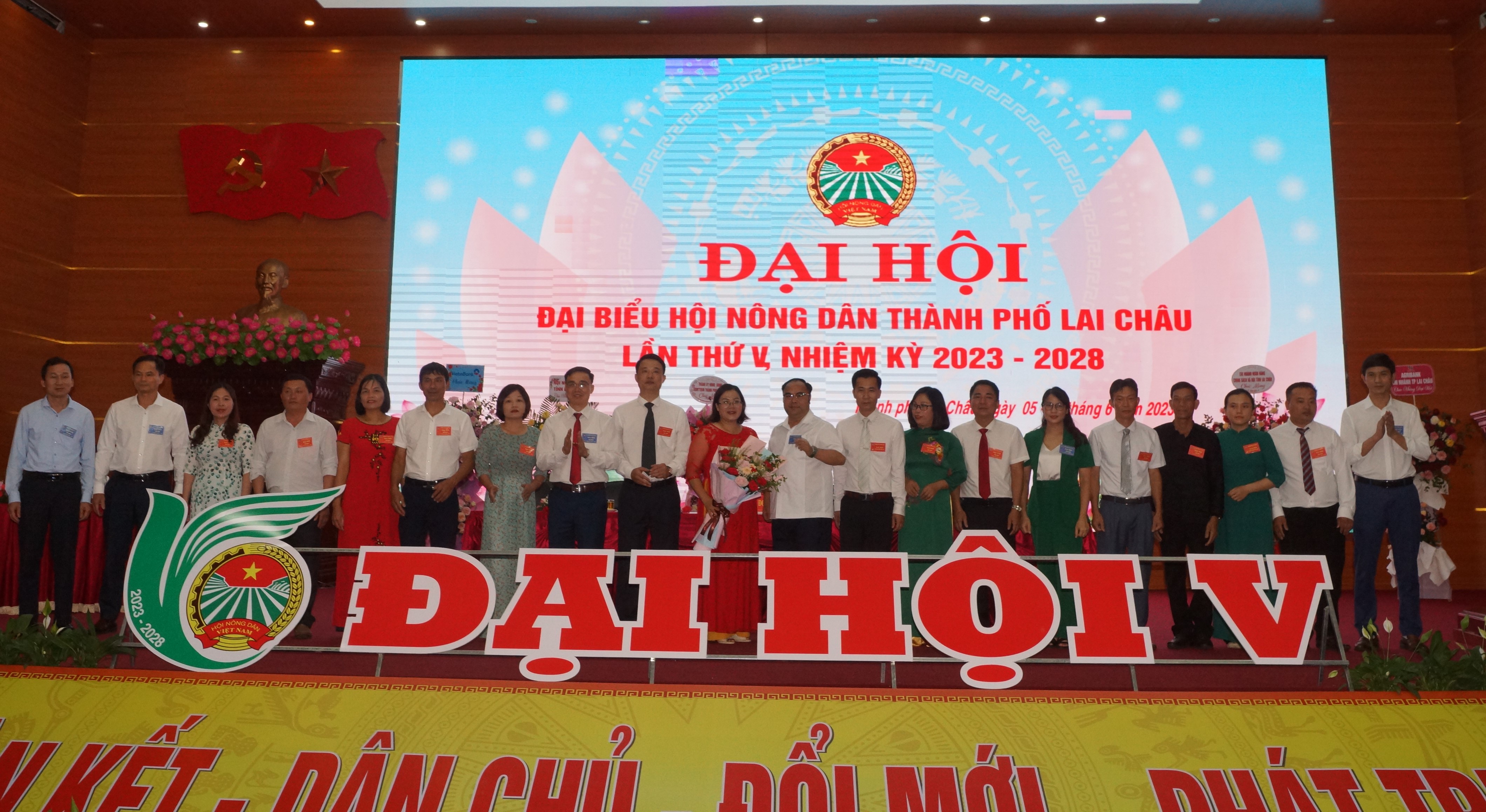 Các đồng chí lãnh đạo Hội Nông dân tỉnh và Thành ủy Lai Châu tặng hoa chúc mừng Ban Chấp hành HND thành phố khoá V, nhiệm kỳ 2023-2028
