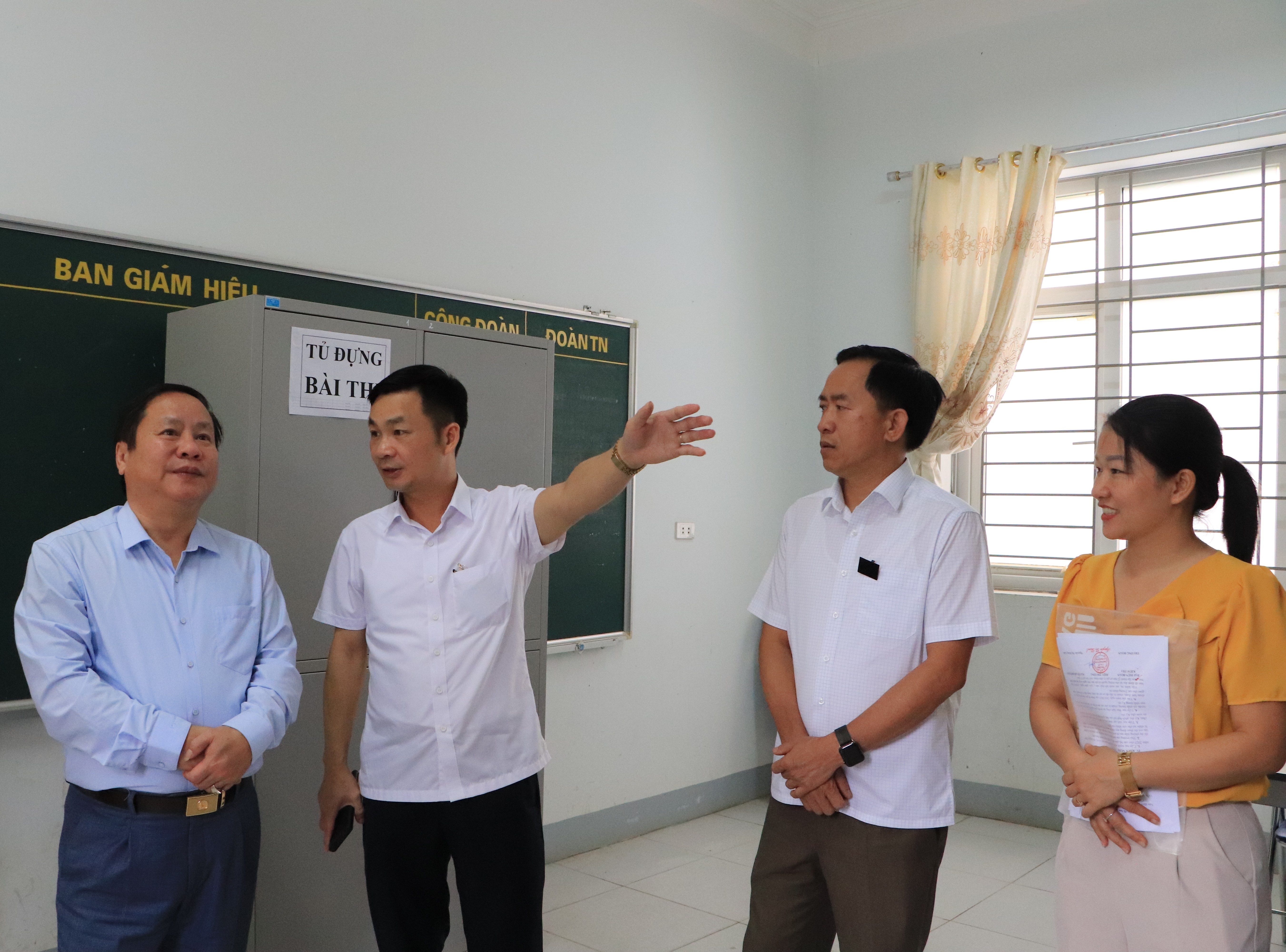 Đồng chí Tống Thanh Hải - Quyền Chủ tịch UBND tỉnh nghe báo cáo công tác chuẩn bị tổ chức Kỳ thi tốt nghiệp THPT năm 2023 tại Trường THPT Mường Than