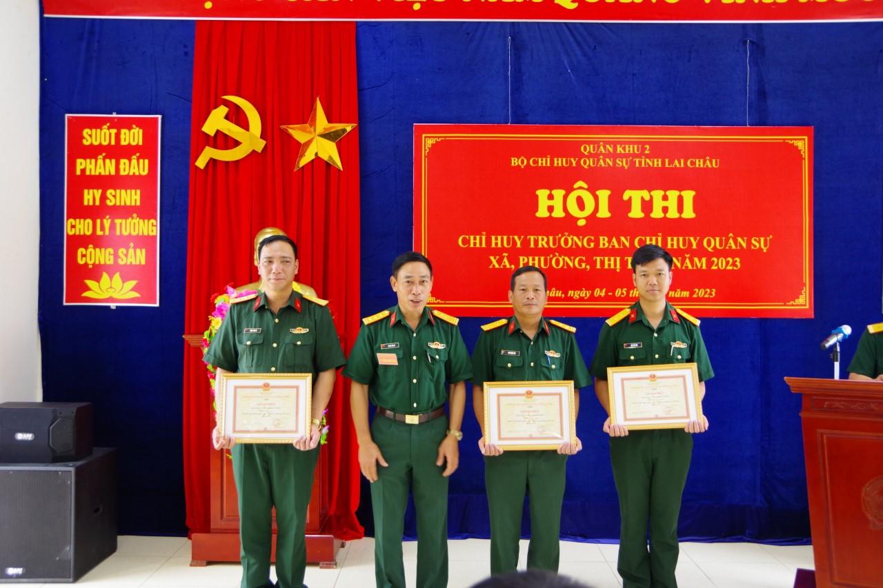 Đại tá Vũ Văn Ri - Chủ nhiệm Chính trị Bộ CHQS tỉnh trao giải cho các thí sinh đạt giải tại Hội thi