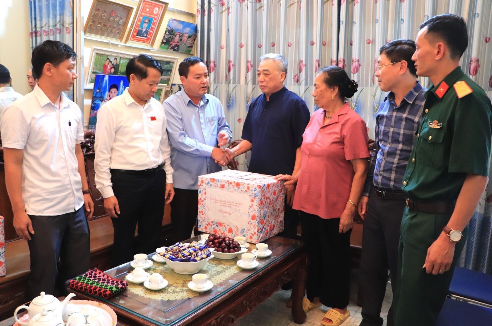 Đồng chí Giàng A Tính - Ủy viên Ban Thường vụ Tỉnh ủy, Phó Chủ tịch UBND tỉnh cùng Đoàn công tác của tỉnh đến thăm, tặng quà thương binh Trương Văn Lèn