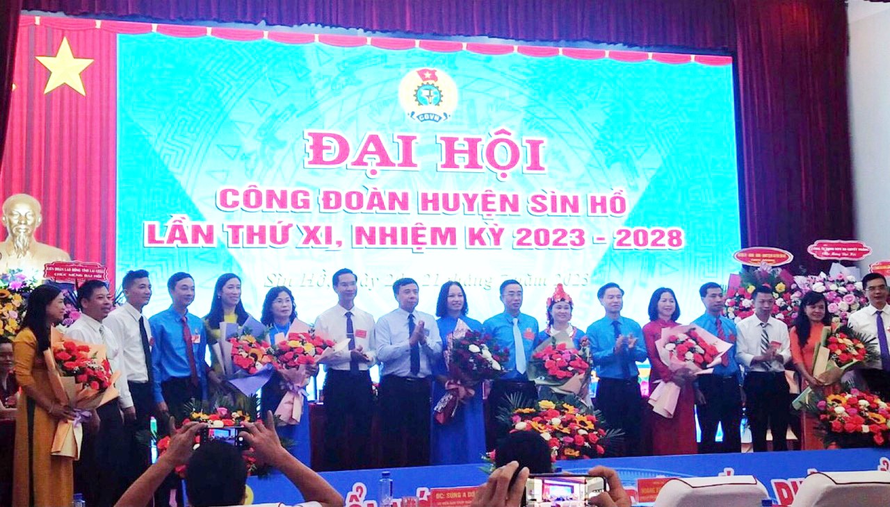 Thường trực Huyện ủy và lãnh đạo LĐLĐ tỉnh tặng hoa chúc mừng Ban Chấp hành khóa mới