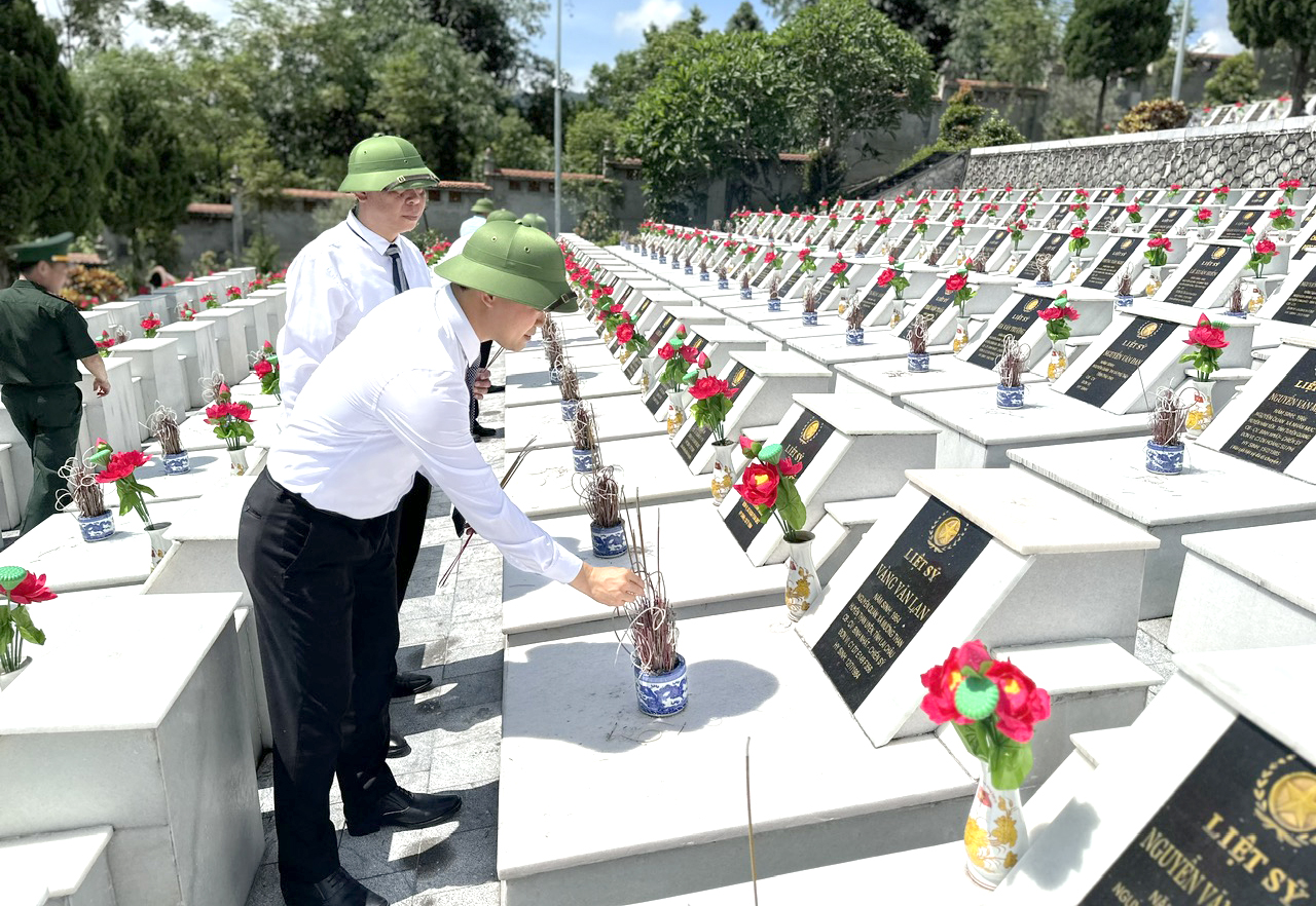 Đồng chí Vũ Mạnh Hà - Phó Bí thư Tỉnh ủy thắp hương các phần mộ liệt sĩ - những người con ưu tú của Lai Châu đang yên nghỉ tại Nghĩa trang Liệt sỹ Quốc gia Vị Xuyên