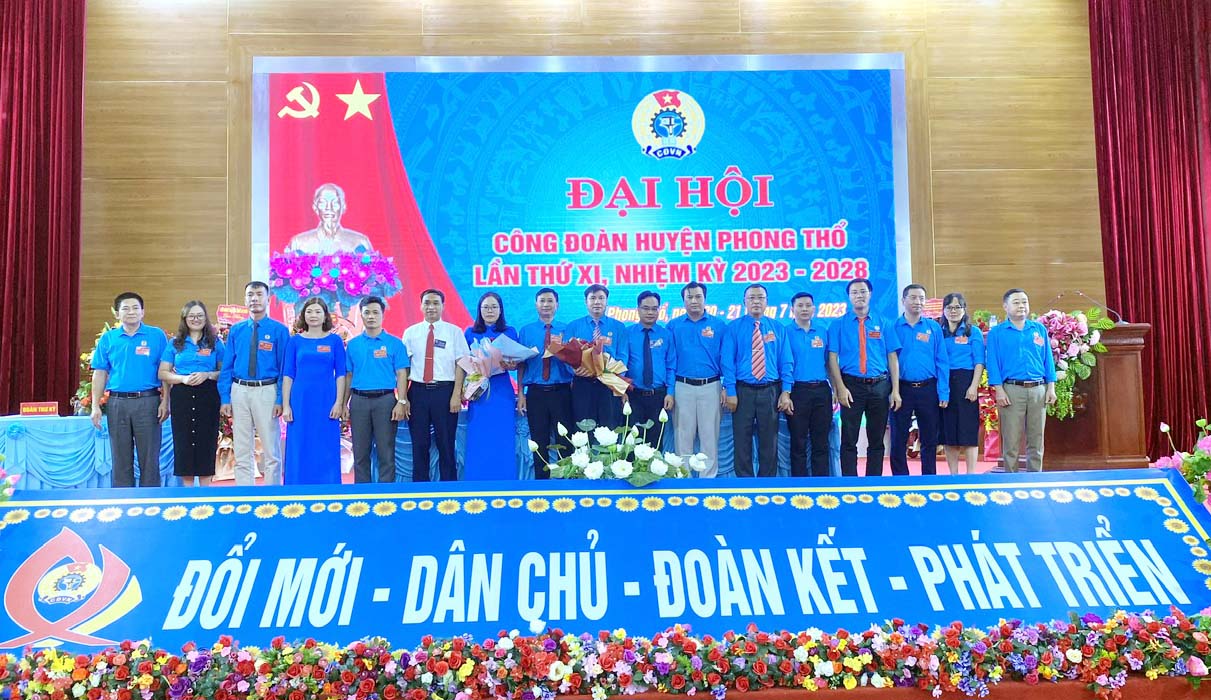 Lãnh đạo LĐLĐ tỉnh, Huyện ủy Phong Thổ tặng hoa chúc mừng Ban chấp hành khóa mới