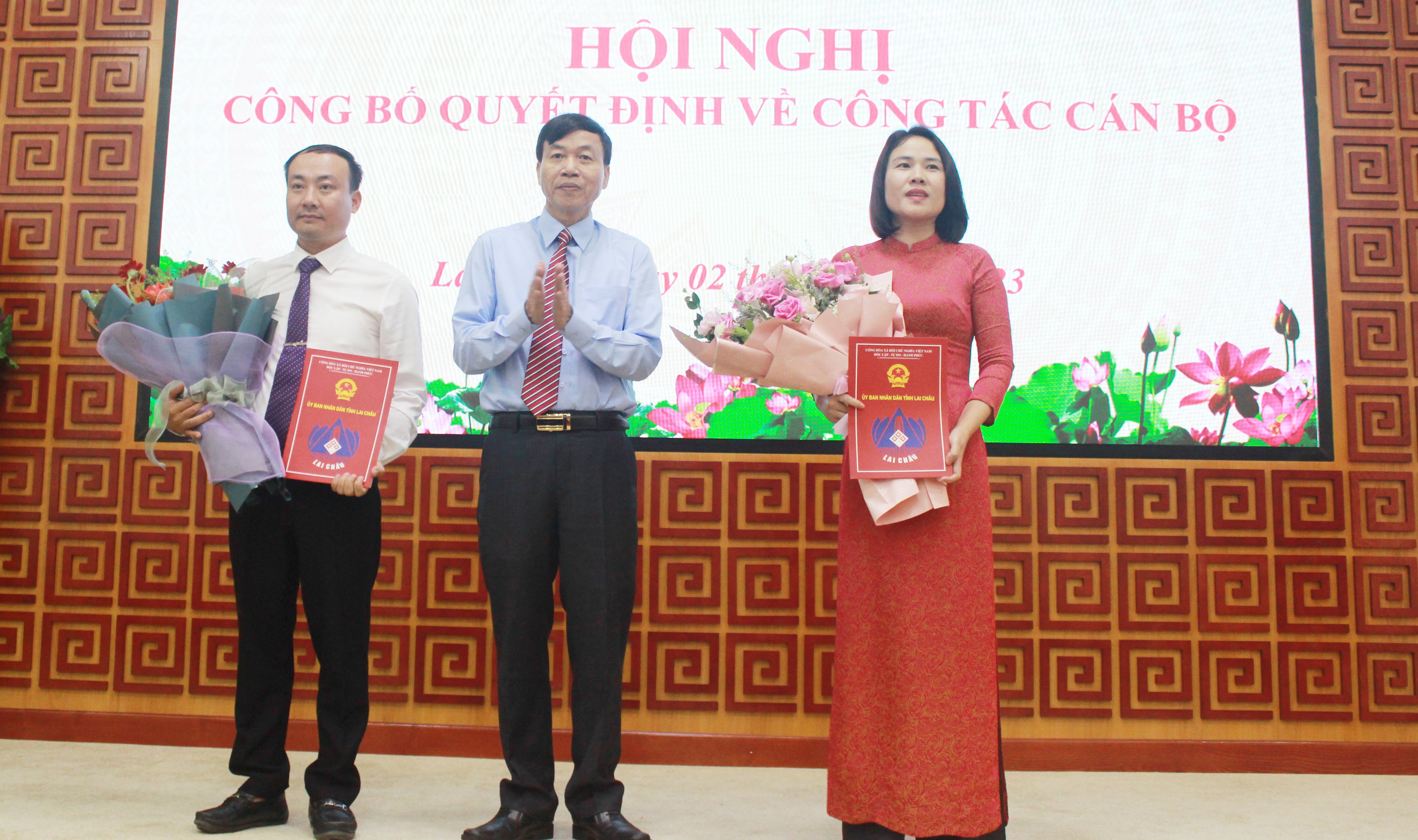 Đồng chí Lê Văn Lương - Phó Bí Thư Tỉnh ủy, Chủ tịch UBND tỉnh trao quyết định bổ nhiệm; tặng hoa chúc mừng đồng cho Đào Thị Lan Anh và Trịnh Quang Anh