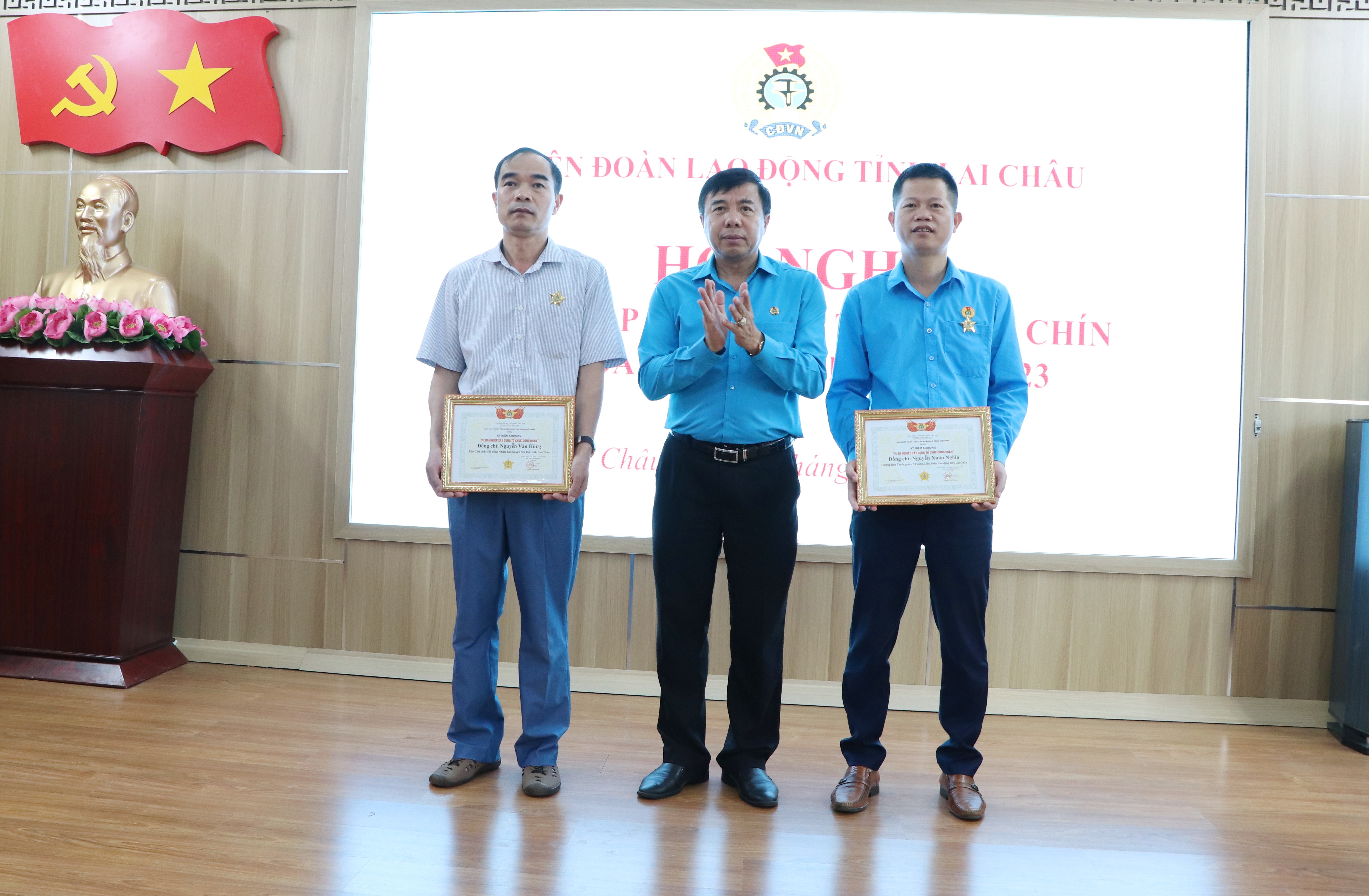 Đồng chí Hoàng Thọ Trung - Tỉnh ủy viên, Chủ tịch LĐLĐ tỉnh tặng Kỷ niệm chương cho các đồng chí cán bộ công đoàn