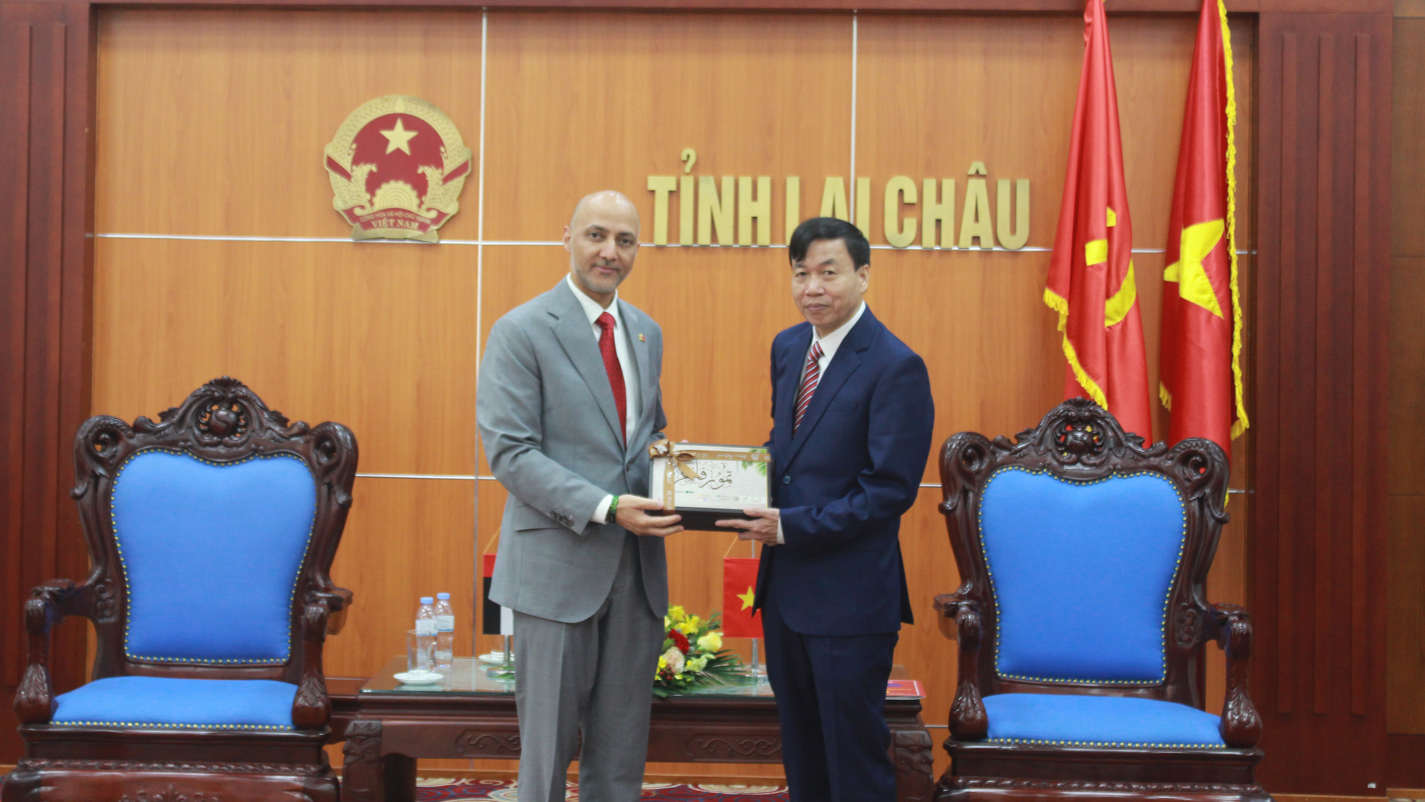 Đại sứ Bader Almatrooshi tặng món quà lưu niệm cho Chủ tịch UBND tỉnh Lê Văn Lương
