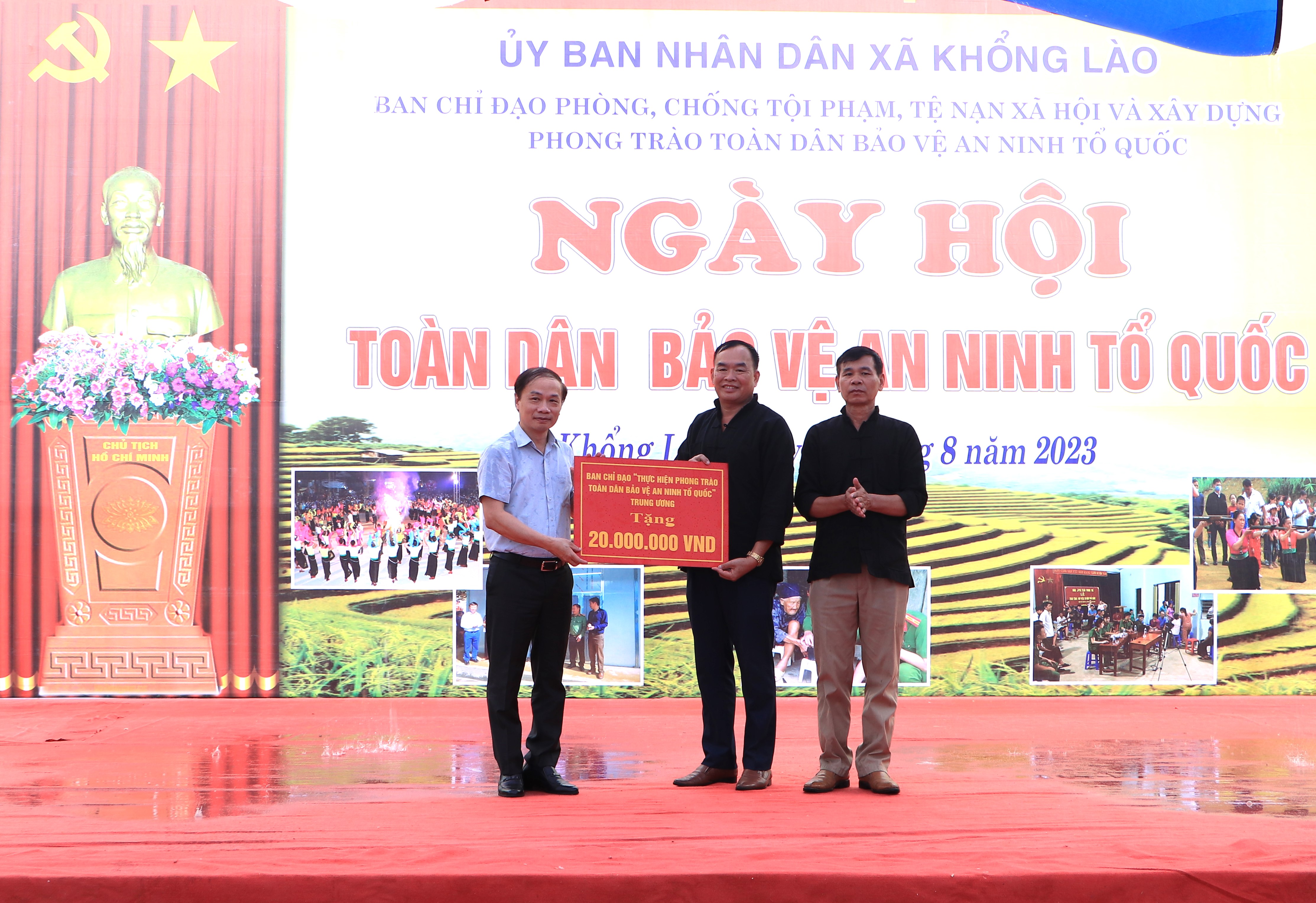 Đồng chí Phạm Tất Thắng - Phó trưởng ban Thường trực, Ban Dân vận Trung ương tặng quà cho xã Khổng Lào, huyện Phong Thổ