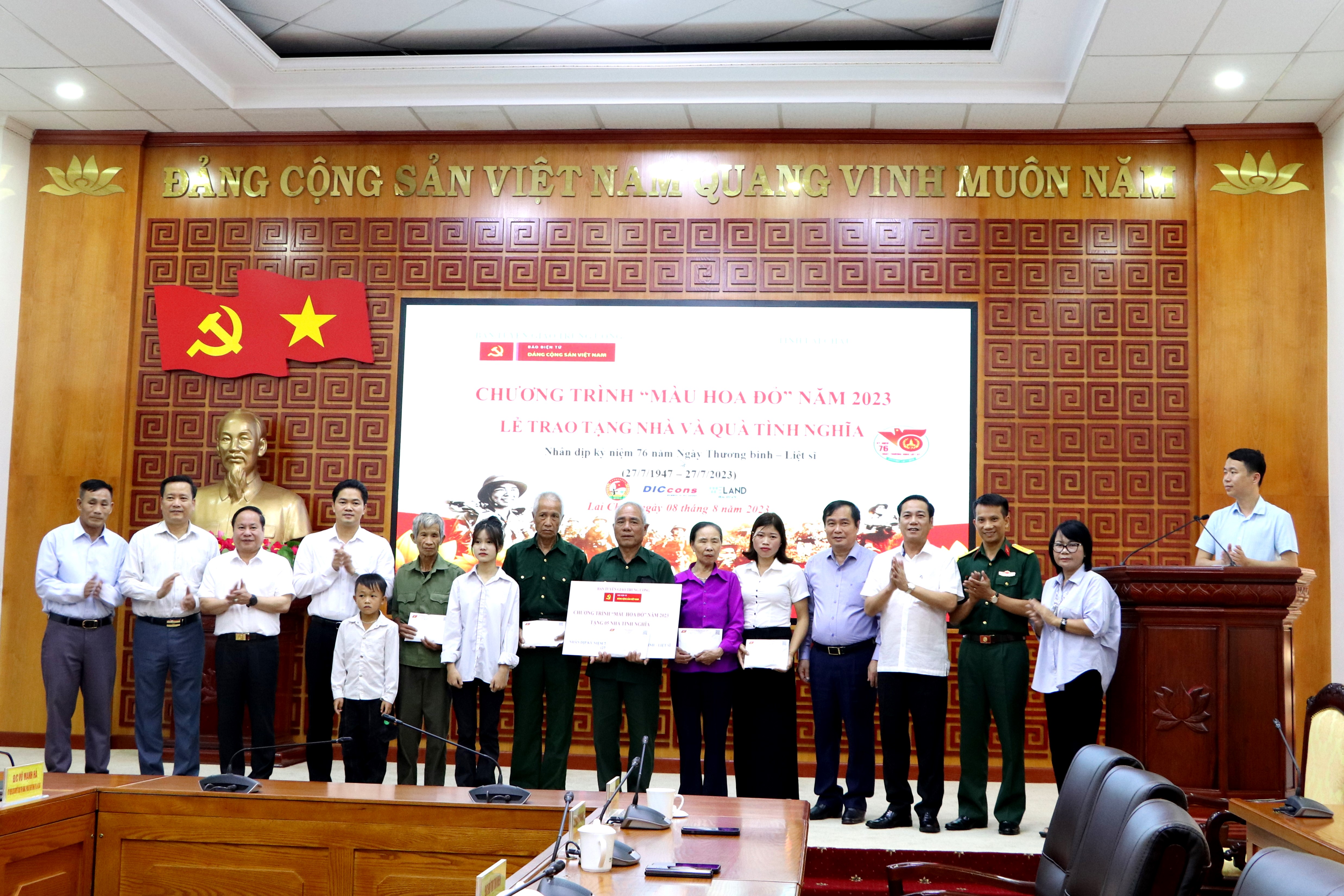 Đồng chí Phan Xuân Thủy - Phó trưởng Ban Tuyên giáo Trung ương; thành viên Ban Tổ chức Chương trình và lãnh đạo tỉnh trao quà cho các gia đình chính sách