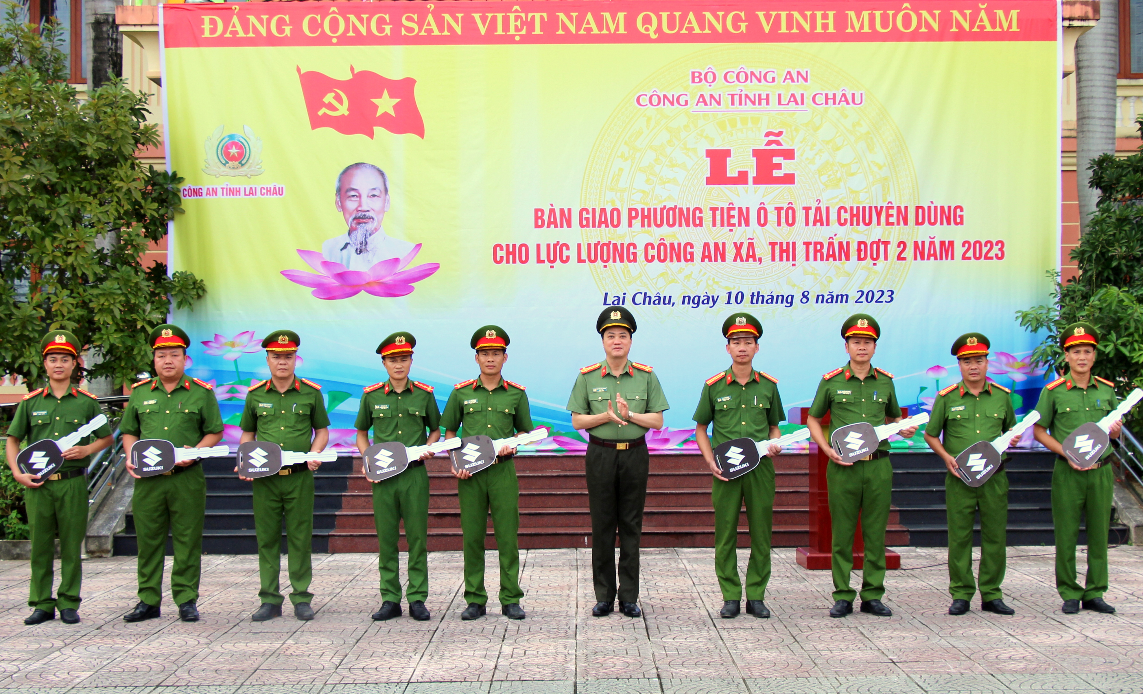Đại tá Nguyễn Viết Giang - Ủy viên Ban Thường vụ Tỉnh ủy, Giám đốc Công an tỉnh trao biểu tượng chìa khóa xe cho công an các xã được cấp xe đợt này