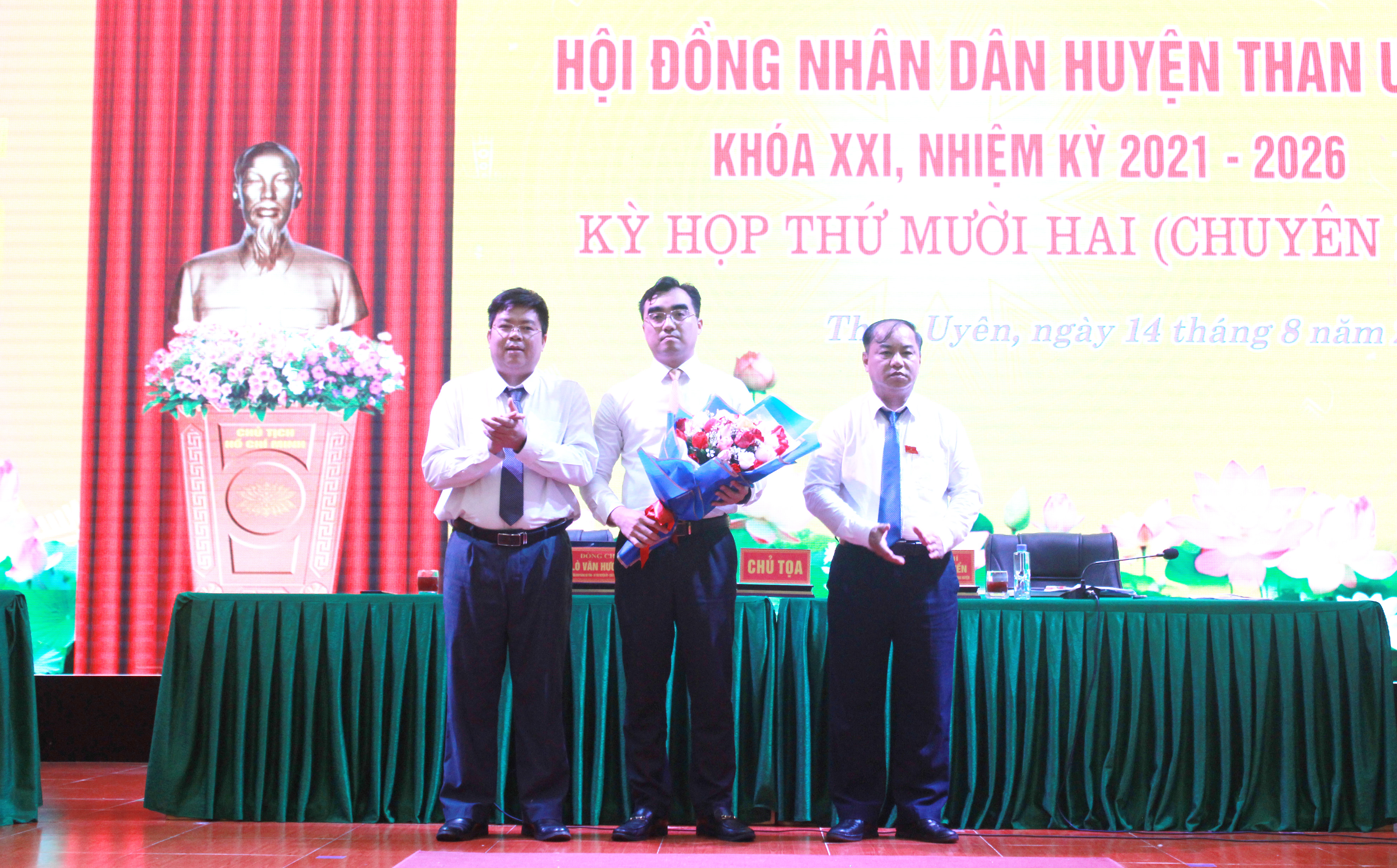 Đại diện lãnh đạo huyện Than Uyên chúc mừng đồng chí Phạm Hồng Thái giữ chức Phó Chủ tịch UBND huyện Than Uyên, nhiệm kỳ 2021 - 2026