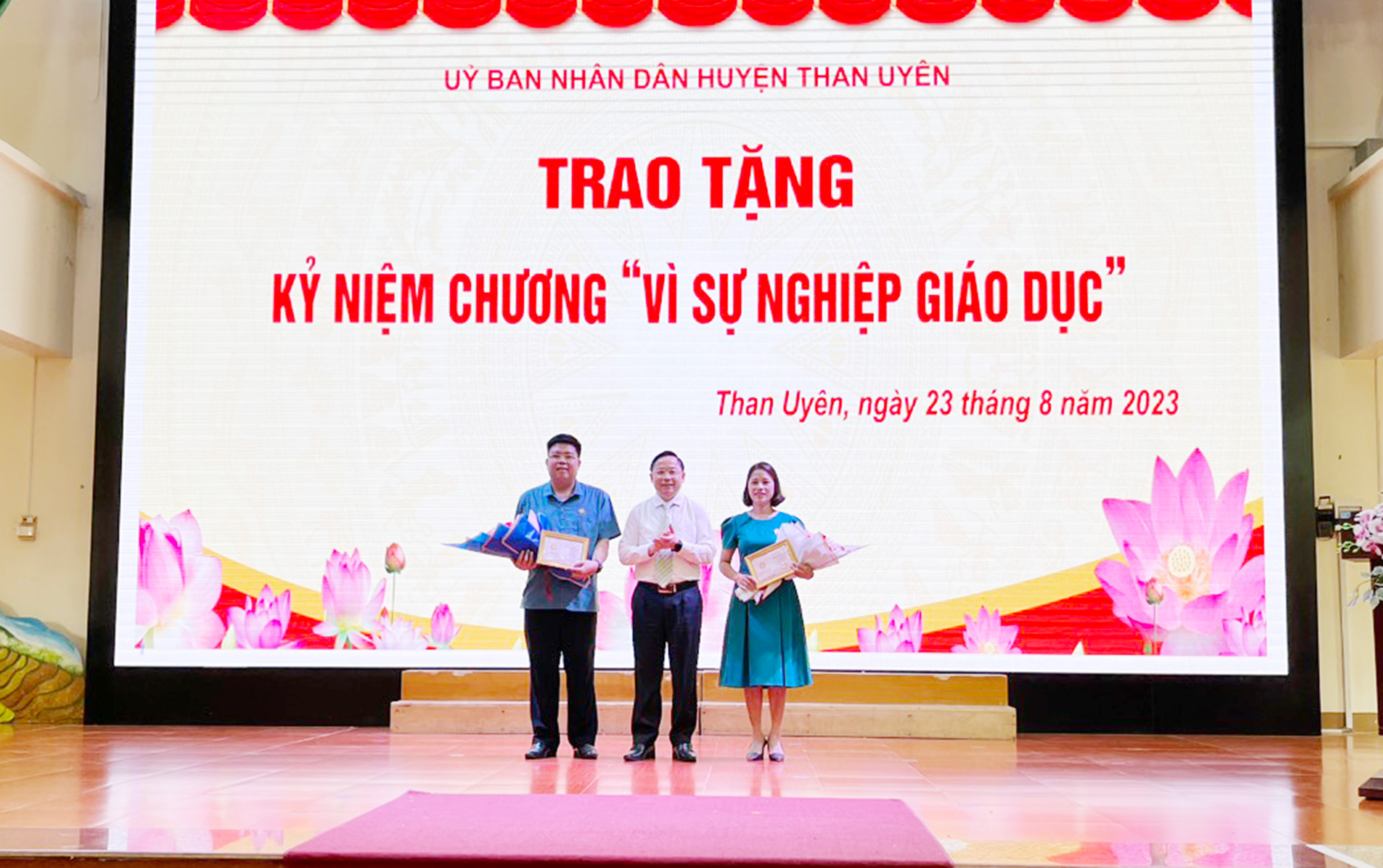 Đồng chí Đinh Trung Tuấn - Tỉnh ủy viên, Giám đốc Sở Giáo dục và Đào tạo trao Kỷ niệm chương “Vì sự nghiệp Giáo dục” cho 2 cá nhân