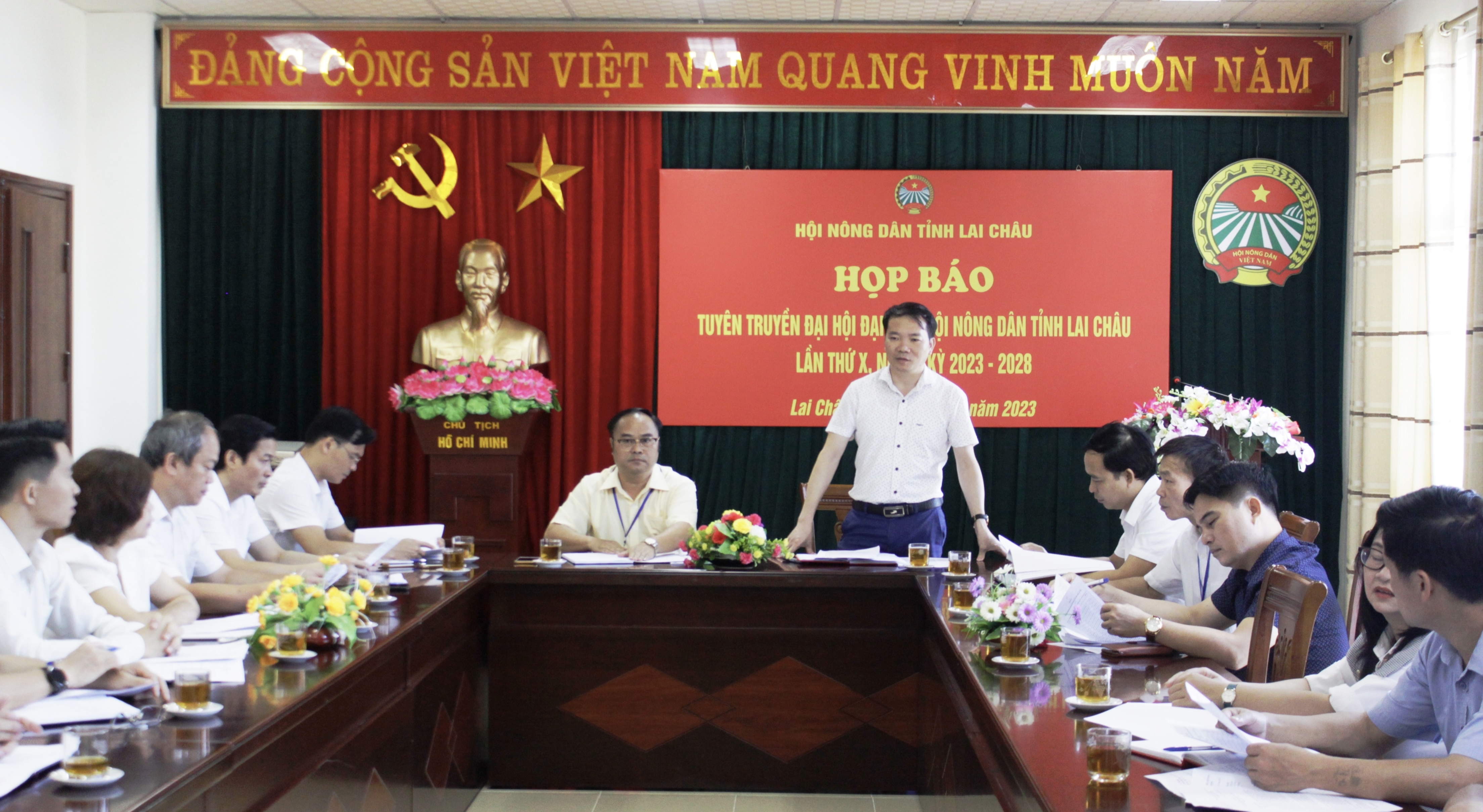 Đồng chí Lê Chí Công - Phó trưởng Ban Tuyên giáo Tỉnh ủy kết luận buổi họp báo