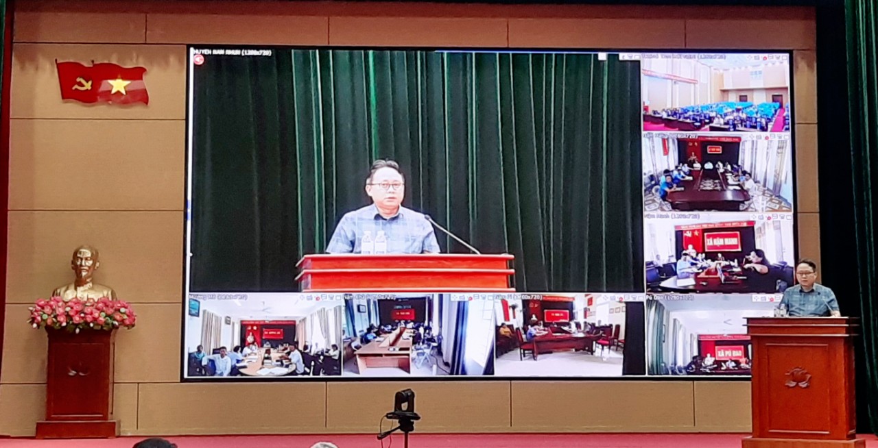 Đồng chí Trần Quốc Khanh - Tỉnh ủy viên, Bí thư Huyện ủy quán triệt Kết luận số 57-KL/TW của Bộ Chính trị tại Hội nghị