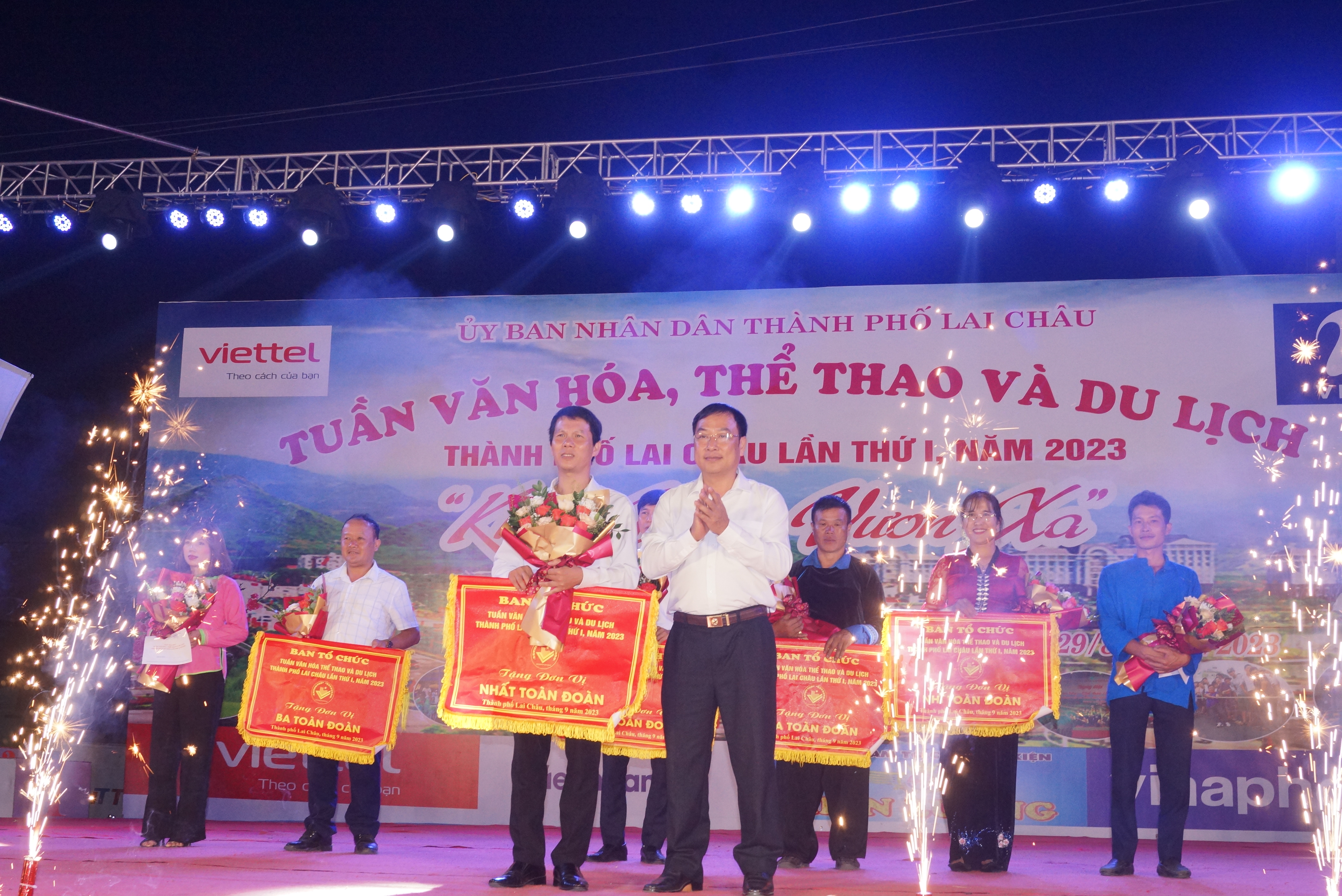 Đồng chí Tống Thanh Bình - Uỷ viên Ban Thường vụ Tỉnh ủy, Bí thư Thành ủy trao giải Nhất toàn đoàn cho Phường Tân Phong
