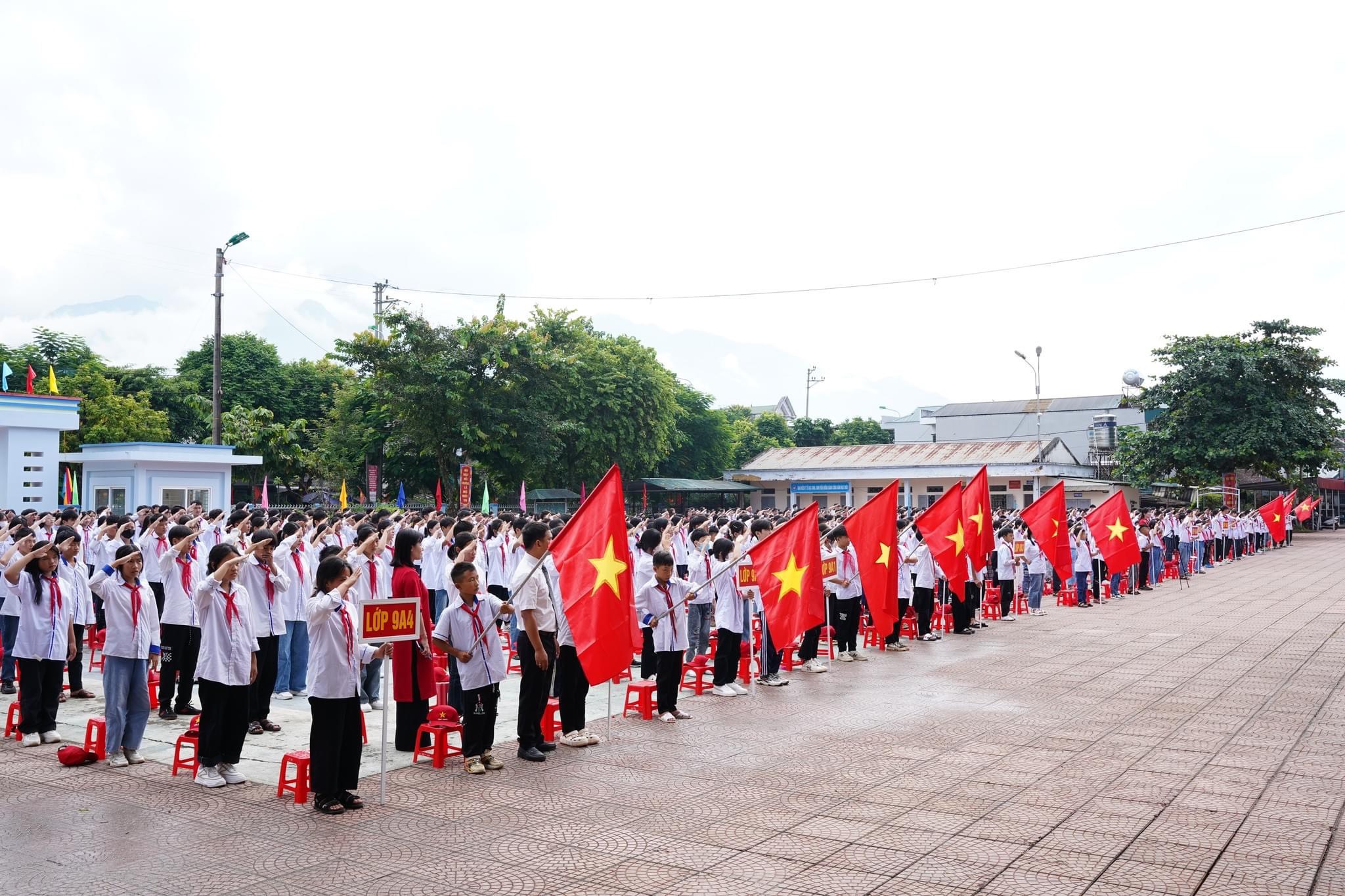 Thầy và trò Trường THCS thị trấn Tân Uyên (huyện Tân Uyên) đón chào năm học mới 2023-2024. (Ảnh: Tùng Phương)