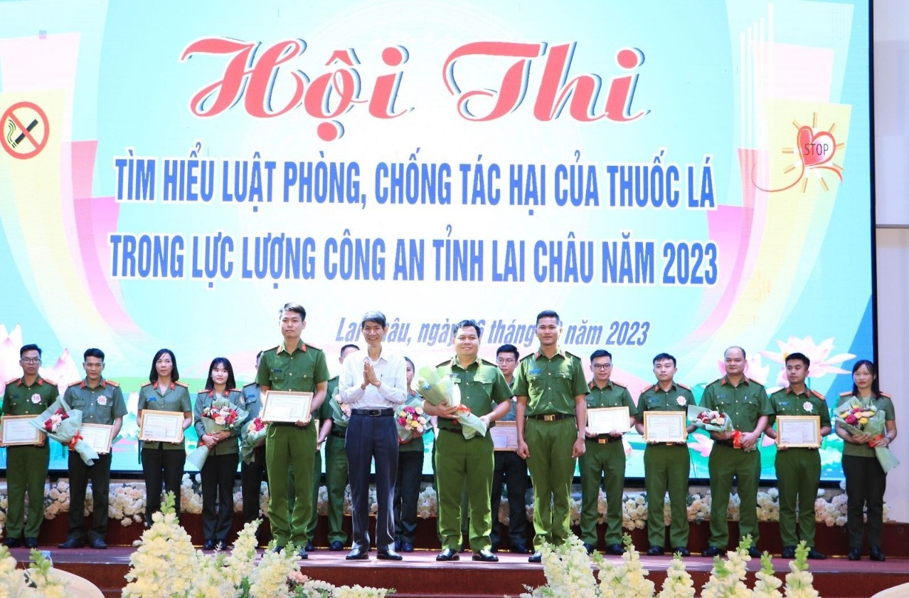 Đồng chí Nguyễn Thế Phong - Phó Giám đốc Sở Y tế, Trưởng Ban Giám khảo Hội thi trao giải Nhất cho đội Khối Cảnh sát nhân dân