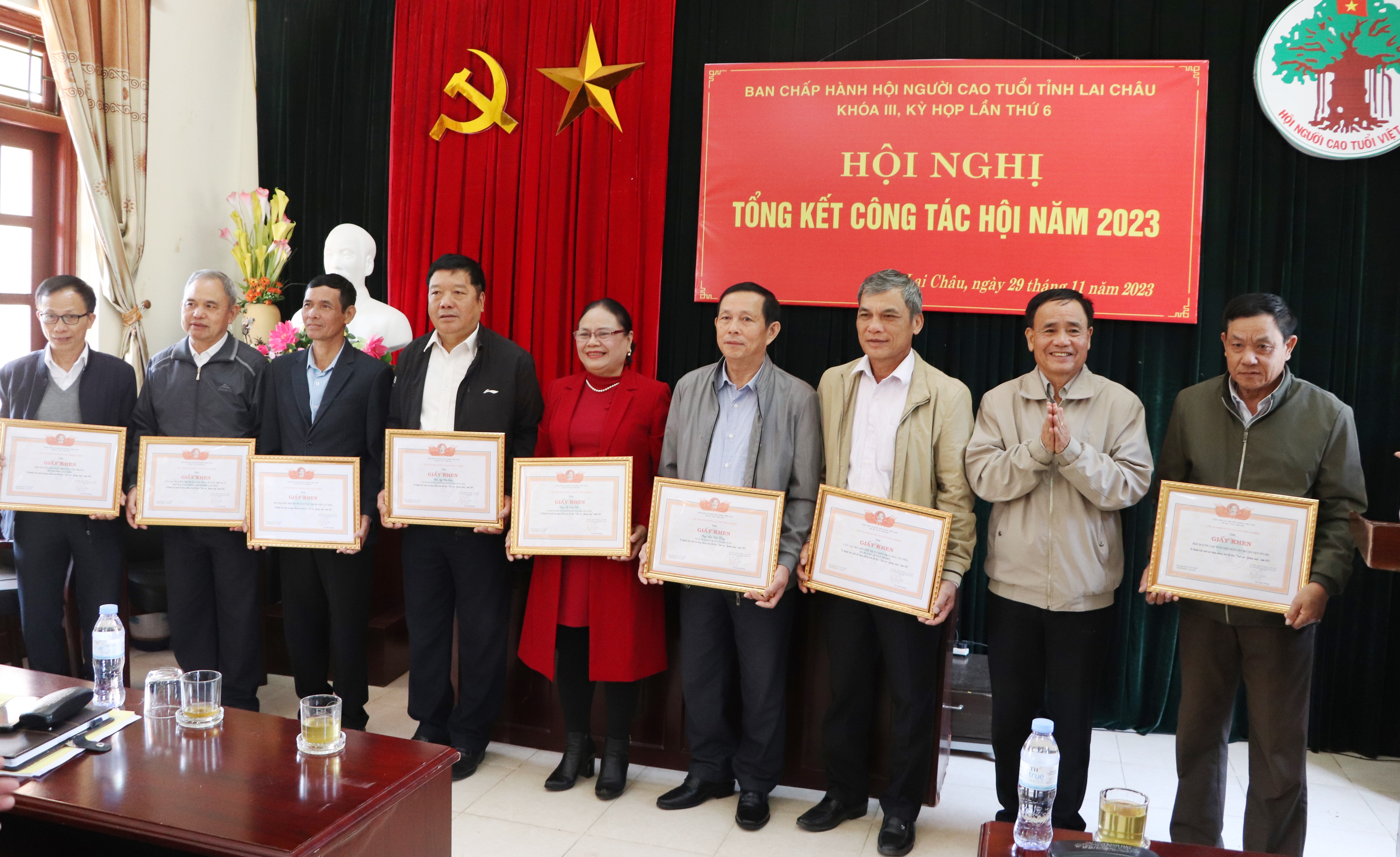 Đồng chí Lê Xuân Phùng - Chủ tịch Hội Người cao tuổi tỉnh trao Giấy khen cho các tập thể được khen thưởng