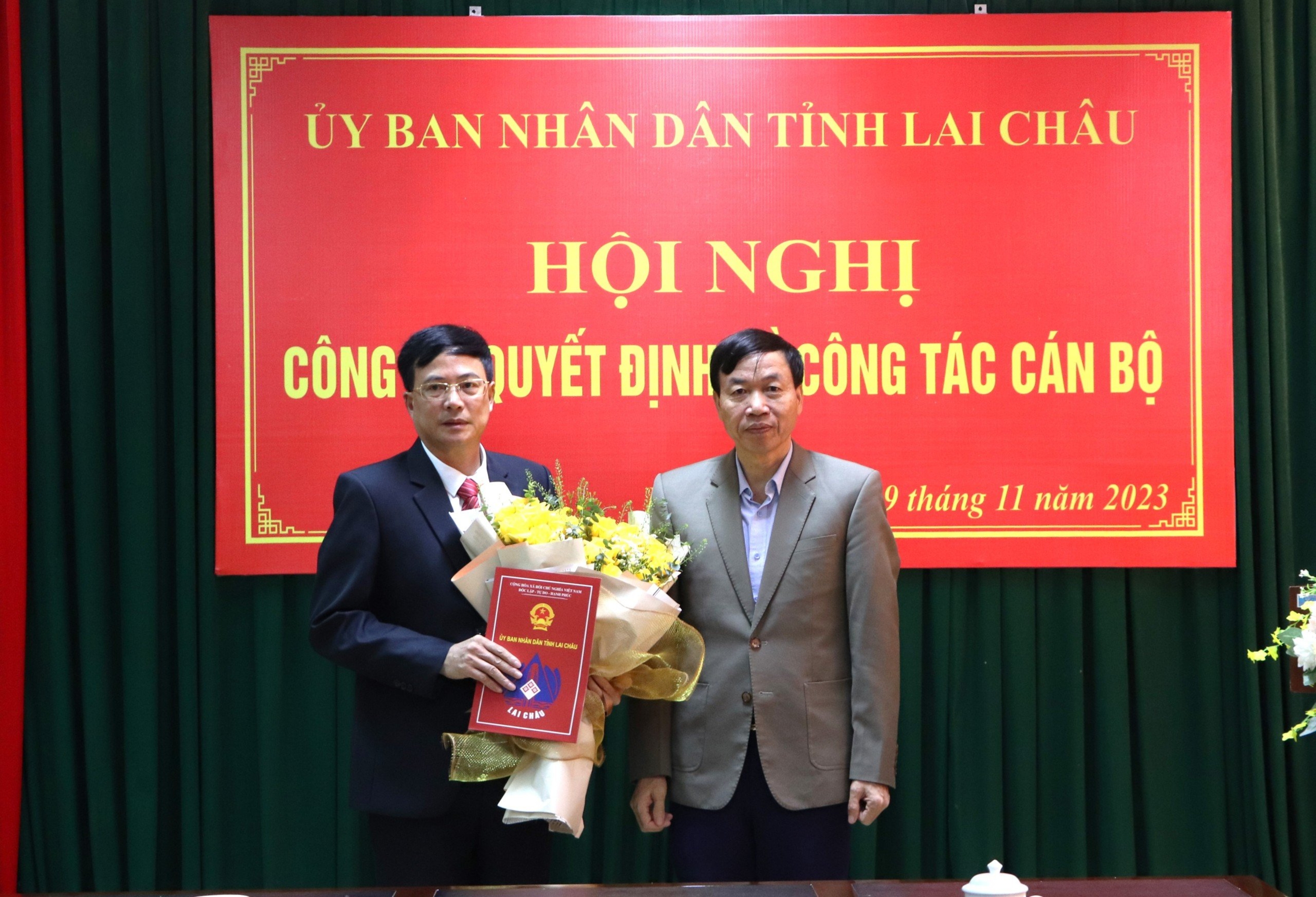 Đồng chí Lê Văn Lương - Phó Bí thư Tỉnh ủy, Chủ tịch UBND tỉnh trao quyết định cho tân Giám đốc Sở Ngoại vụ Mạc Quang Dũng