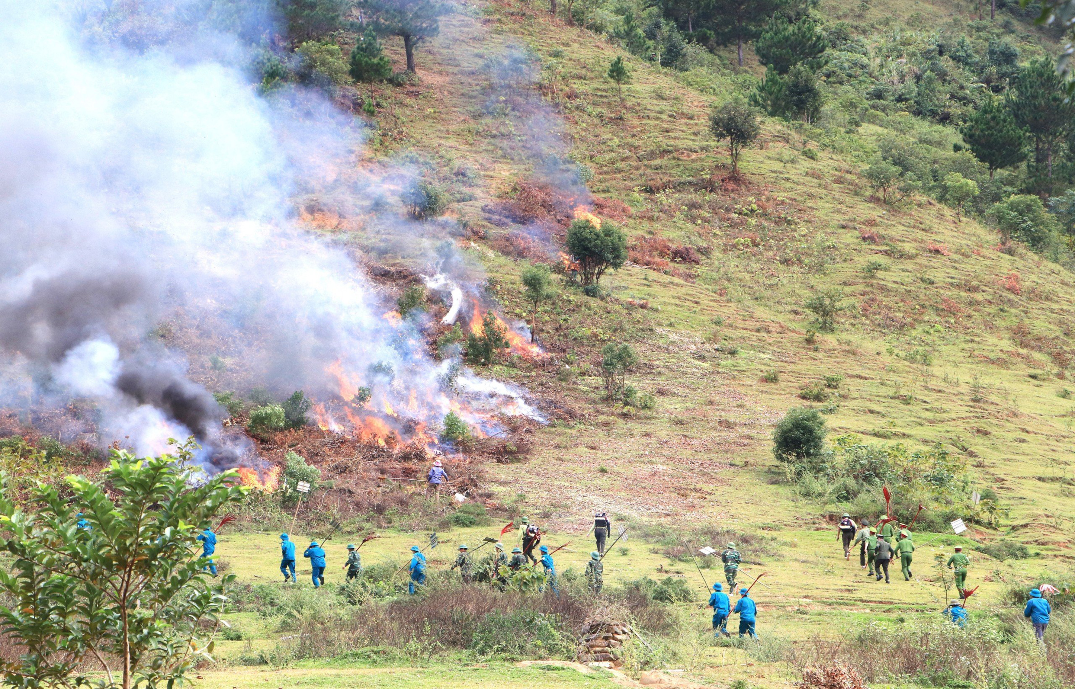 Các lực lượng tham gia chữa cháy rừng tại cuộc diễn tập ƯPCR &TKCN huyện Than Uyên