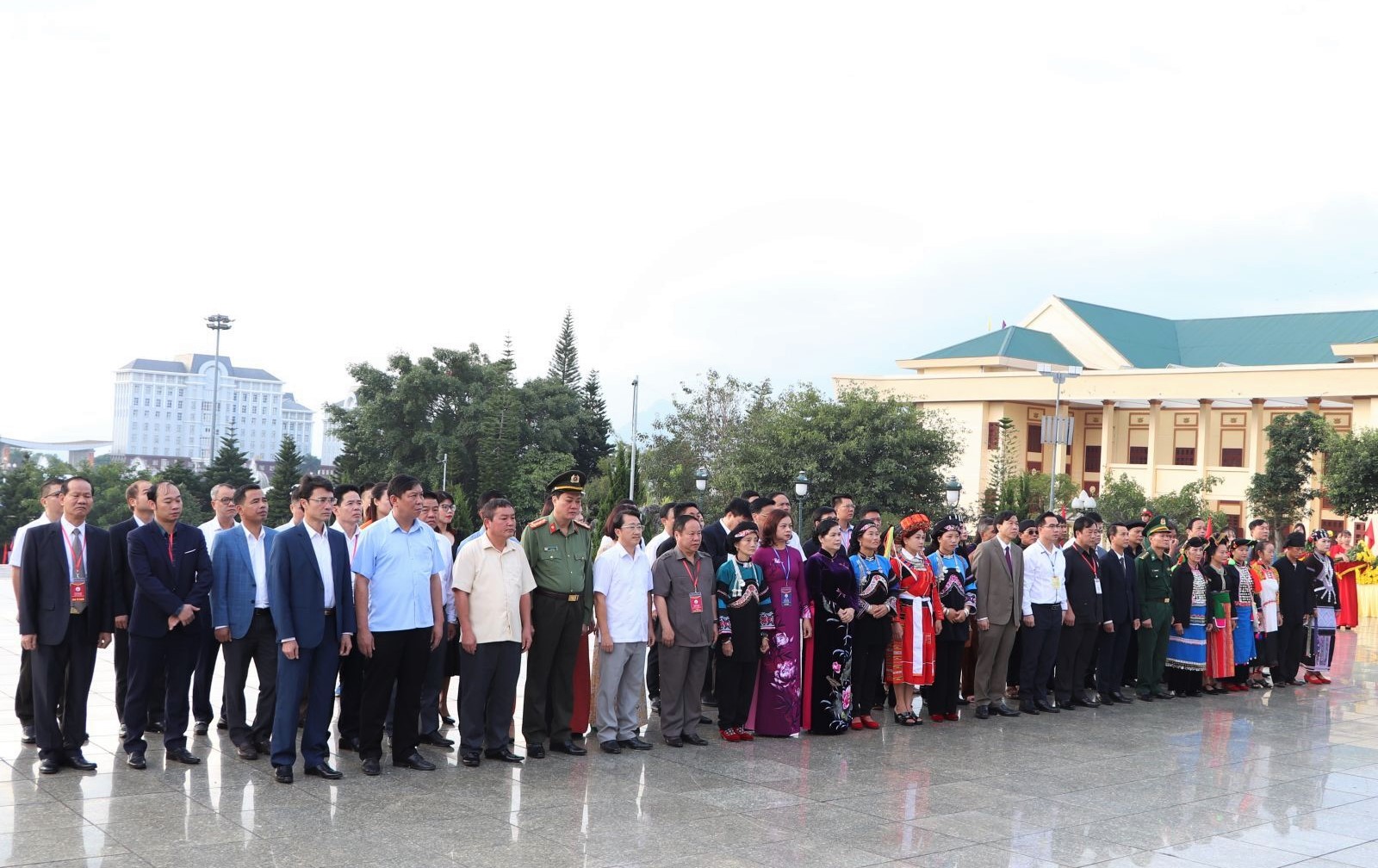 Các đồng chí lãnh đạo tỉnh Lai Châu và các đại biểu, cán bộ, diễn viên, nghệ nhân tham gia Ngày hội dâng hoa Tượng đài Bác Hồ với đồng bào các dân tộc tỉnh Lai Châu