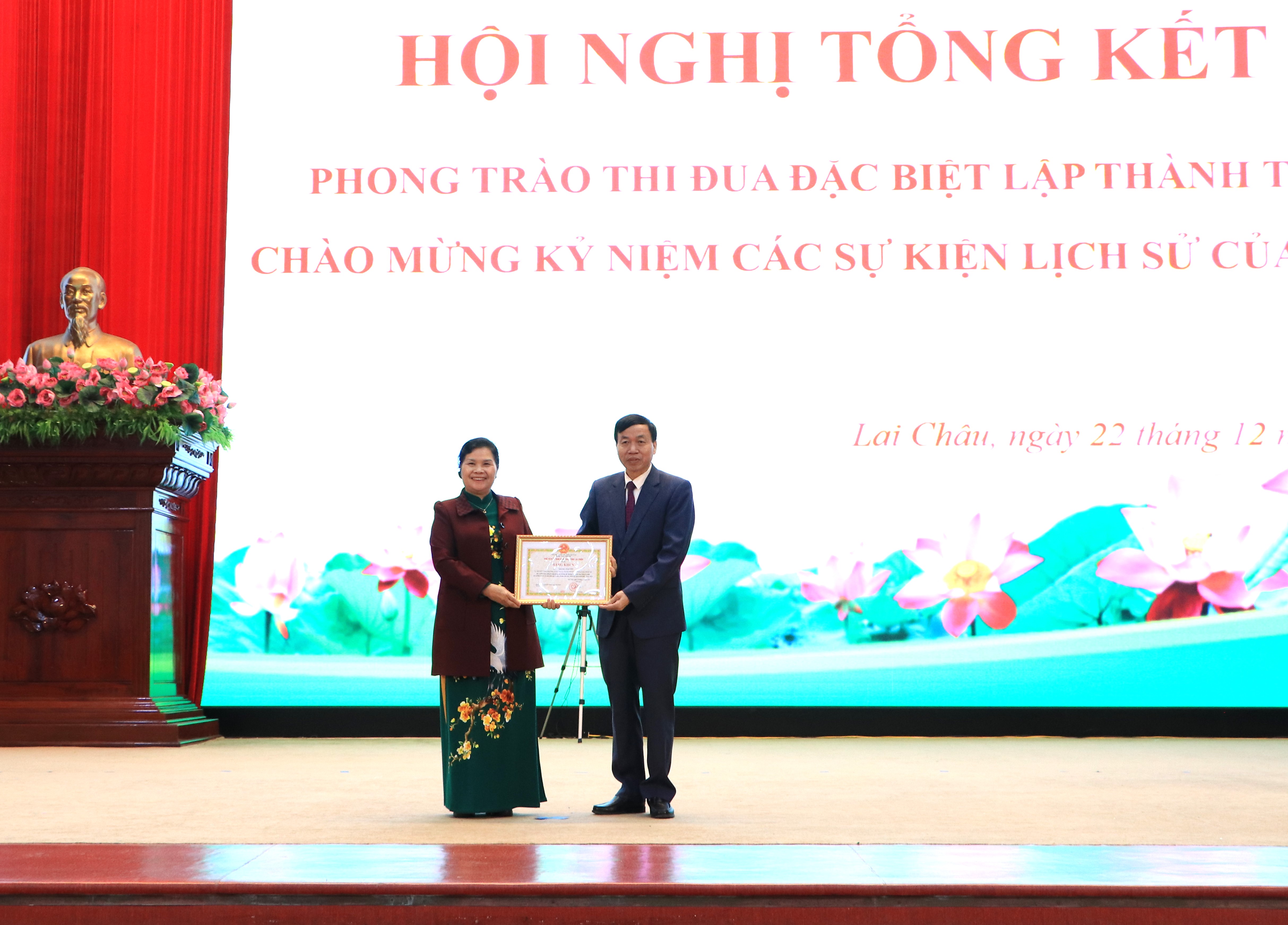 Chủ tịch UBND tỉnh Lê Văn Lương trao Bằng khen của UBND tỉnh cho Bí thư Tỉnh ủy Giàng Páo Mỷ