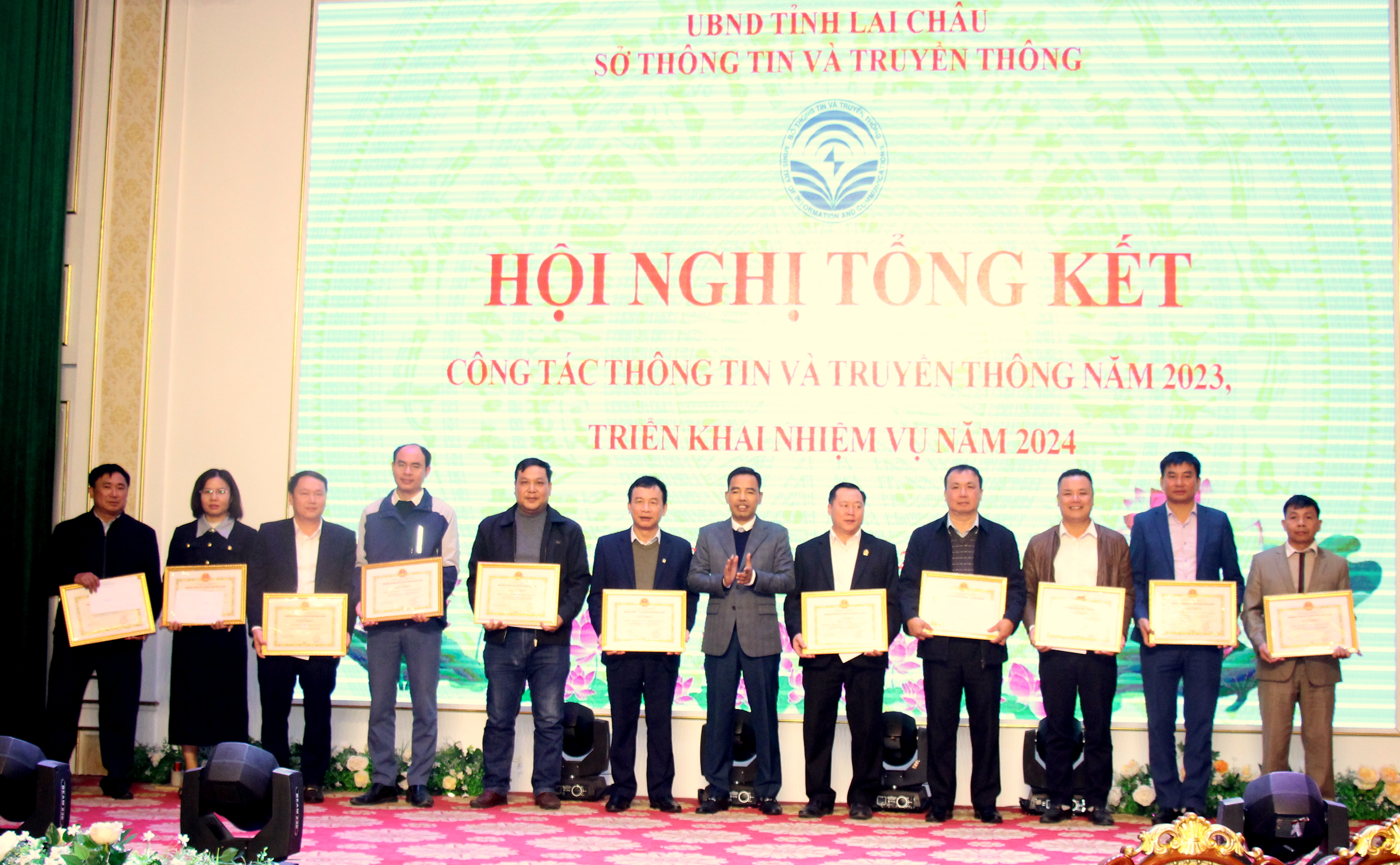 Đồng chí Nguyễn Minh Hiệu - Giám đốc Sở TT&TT tặng giấy khen cho các tập thể có thành tích xuất sắc trong triển khai thực hiện nhiệm vụ công tác TT&TT năm 2023