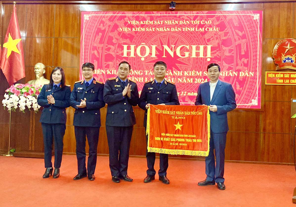 Đồng chí Lê Văn Lương - Phó Bí thư Tỉnh ủy, Chủ tịch UBND tỉnh trao Cờ thi đua ngành KSND cho Viện KSND tỉnh