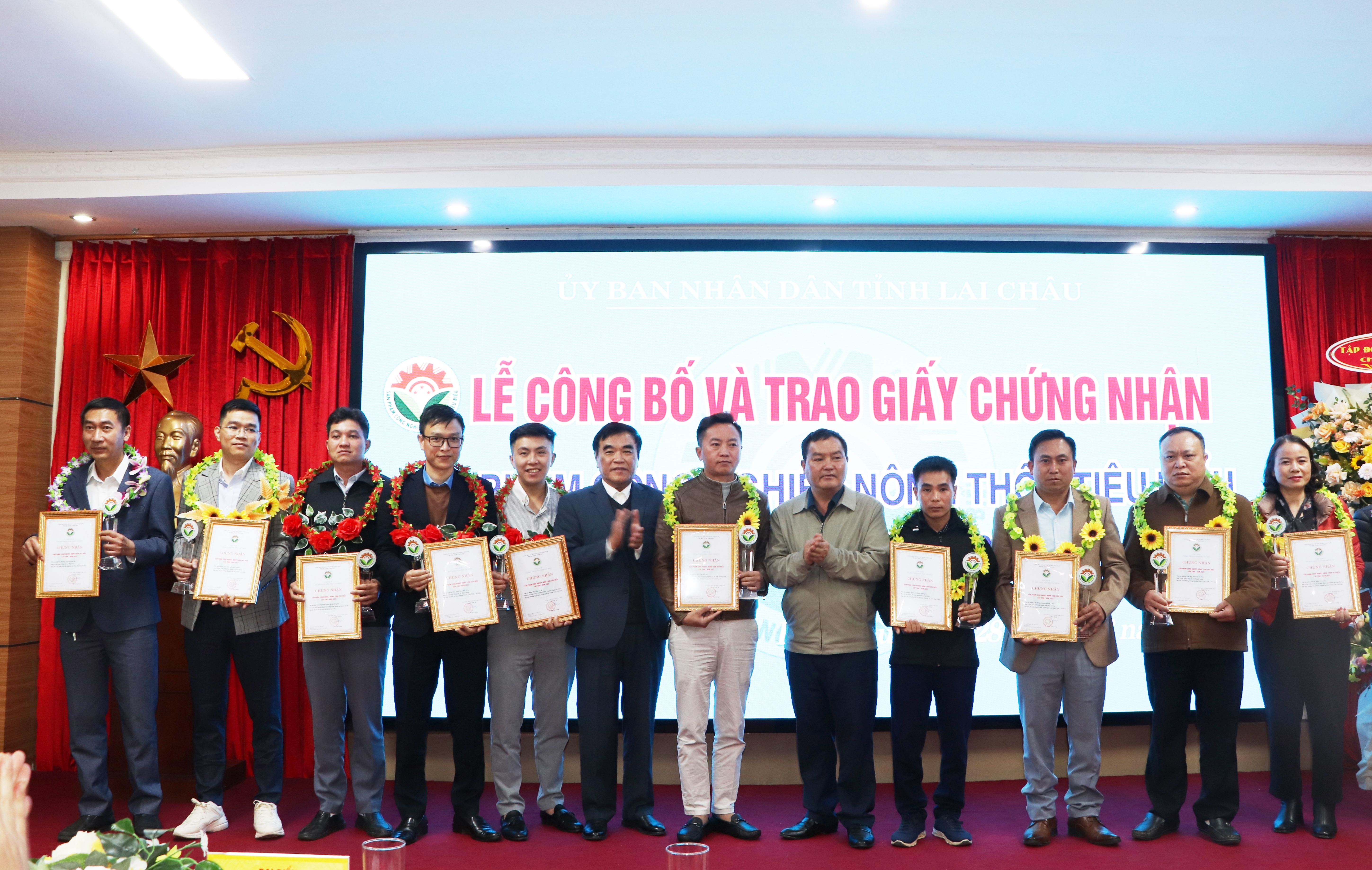 Các đồng chí lãnh đạo UBND tỉnh và Sở Công thương trao Giấy chứng nhận sản phẩm công nghiệp nông thôn tiêu biểu tỉnh Lai Châu năm 2023