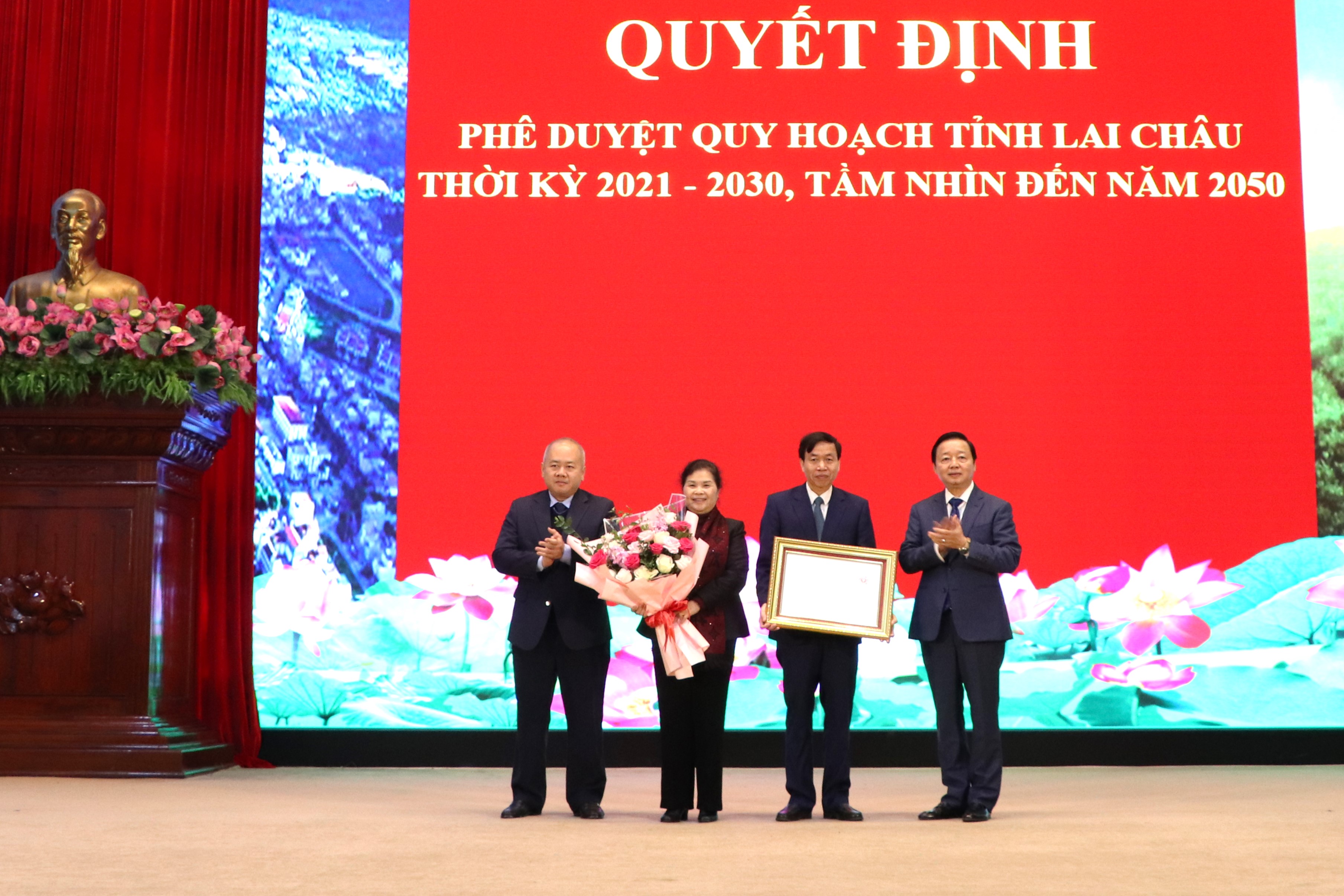 Phó Thủ tướng Chính phủ Trần Hồng Hà trao Quyết định Phê duyệt Quy hoạch tỉnh Lai Châu thời kỳ 2021 - 2030, tầm nhìn đến năm 2050 cho lãnh đạo tỉnh Lai Châu