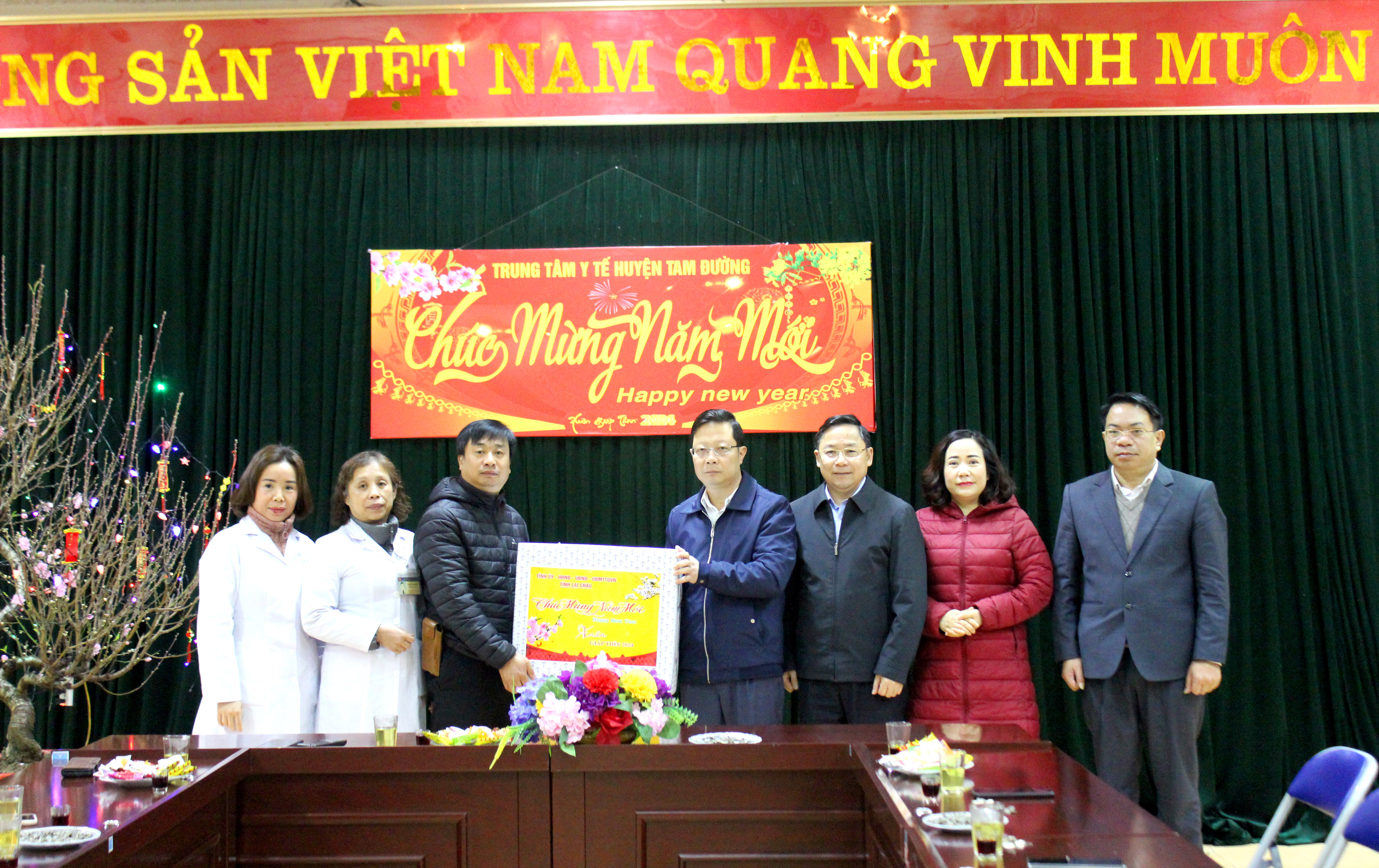 Đoàn Công tác thăm, tặng quà Trung tâm Y tế huyện Tam Đường
