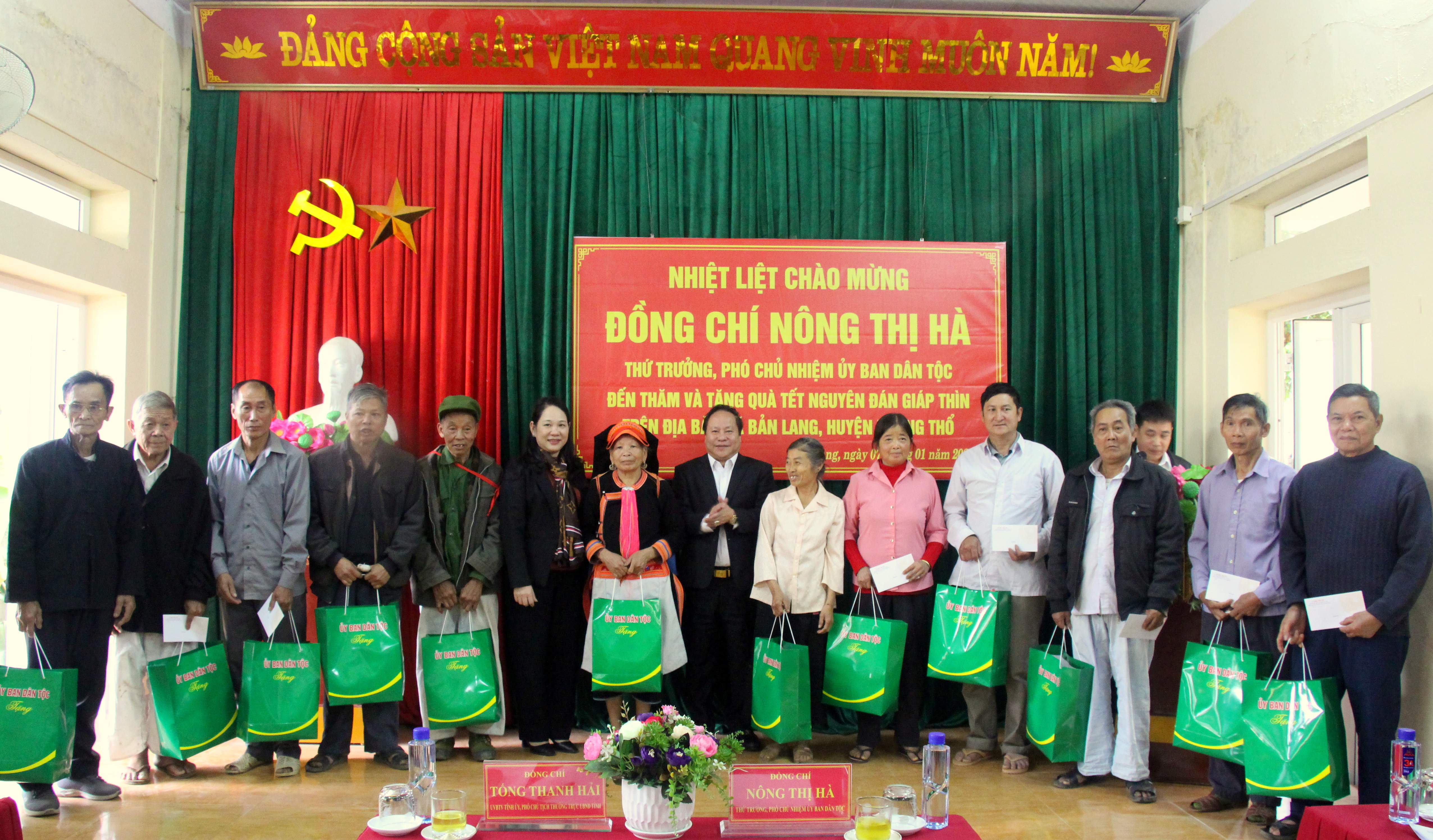 Đoàn công tác tặng quà cho người có uy tín tại xã Bản Lang (huyện Phong Thổ)